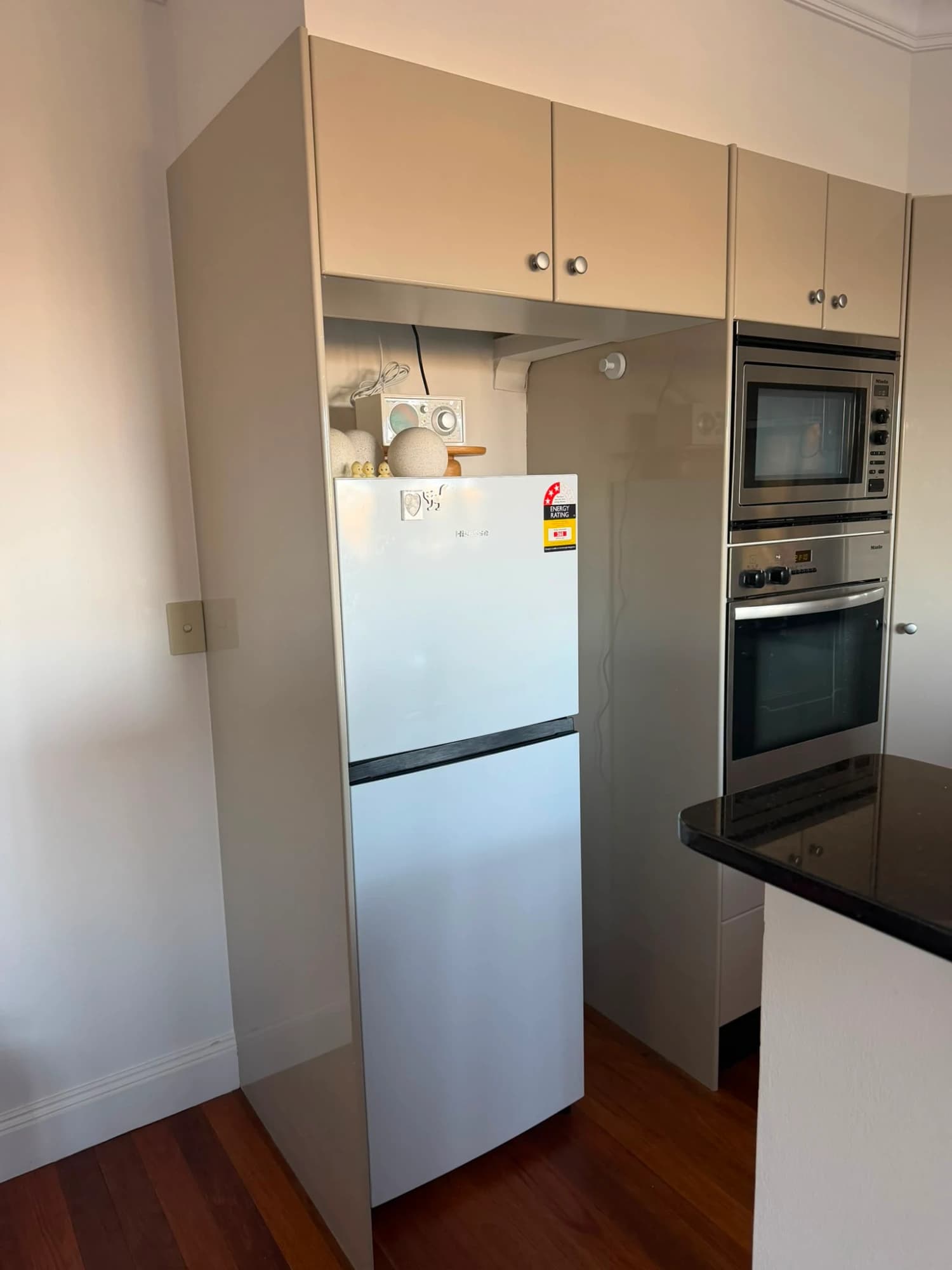 TAUPE HIGH GLOSS KITCHEN — photo 22 of 49