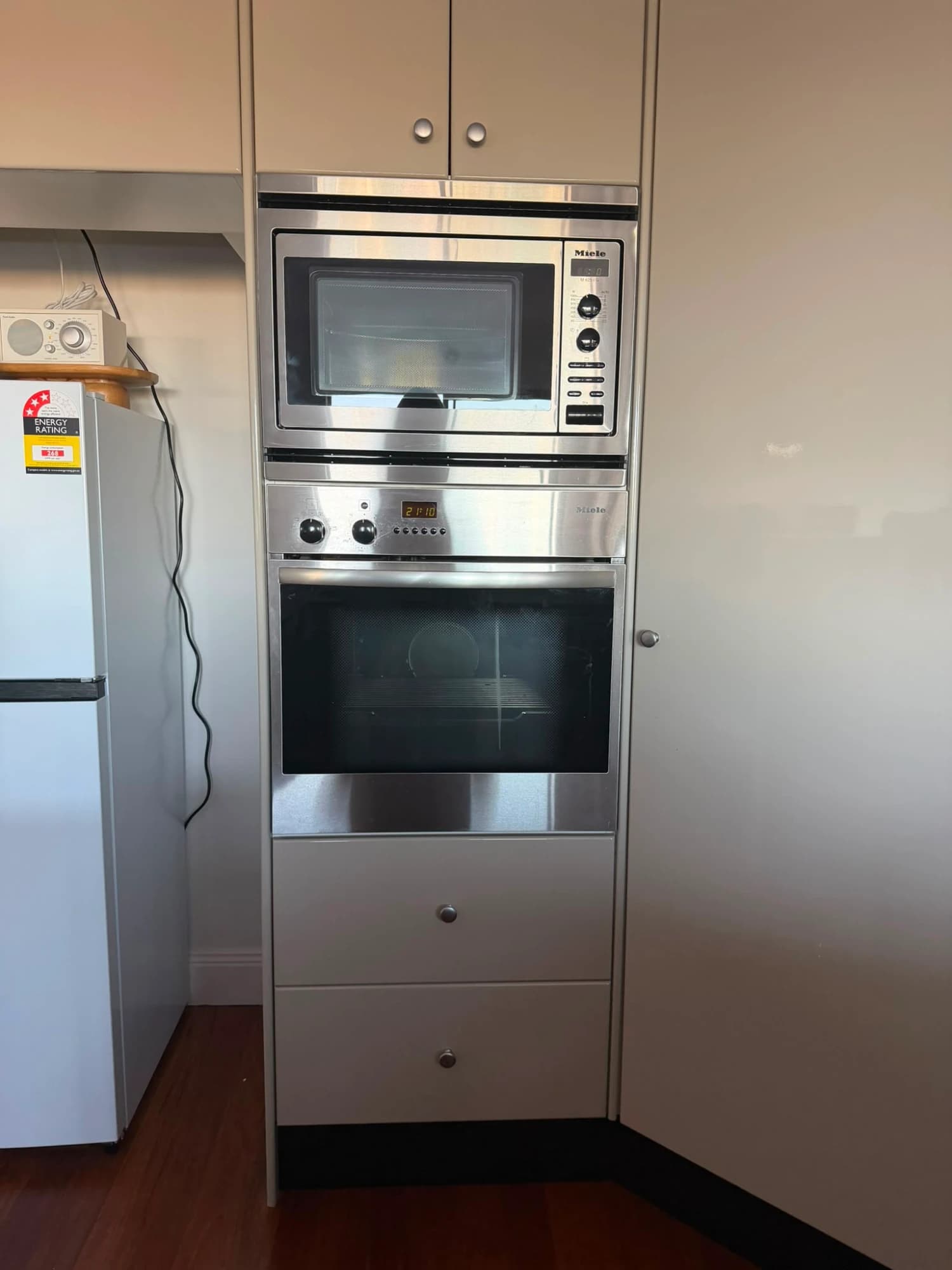 TAUPE HIGH GLOSS KITCHEN — photo 25 of 49