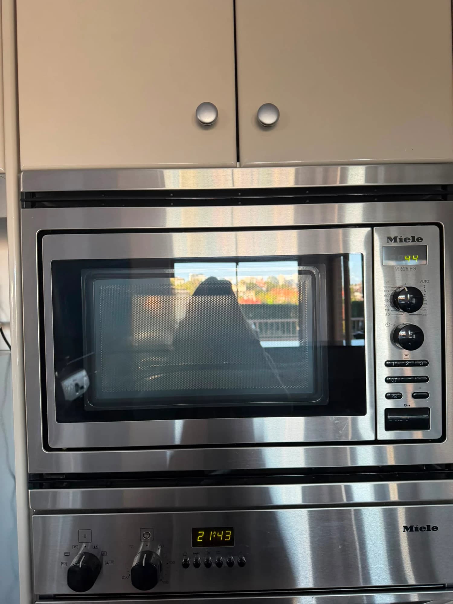 TAUPE HIGH GLOSS KITCHEN — photo 27 of 49