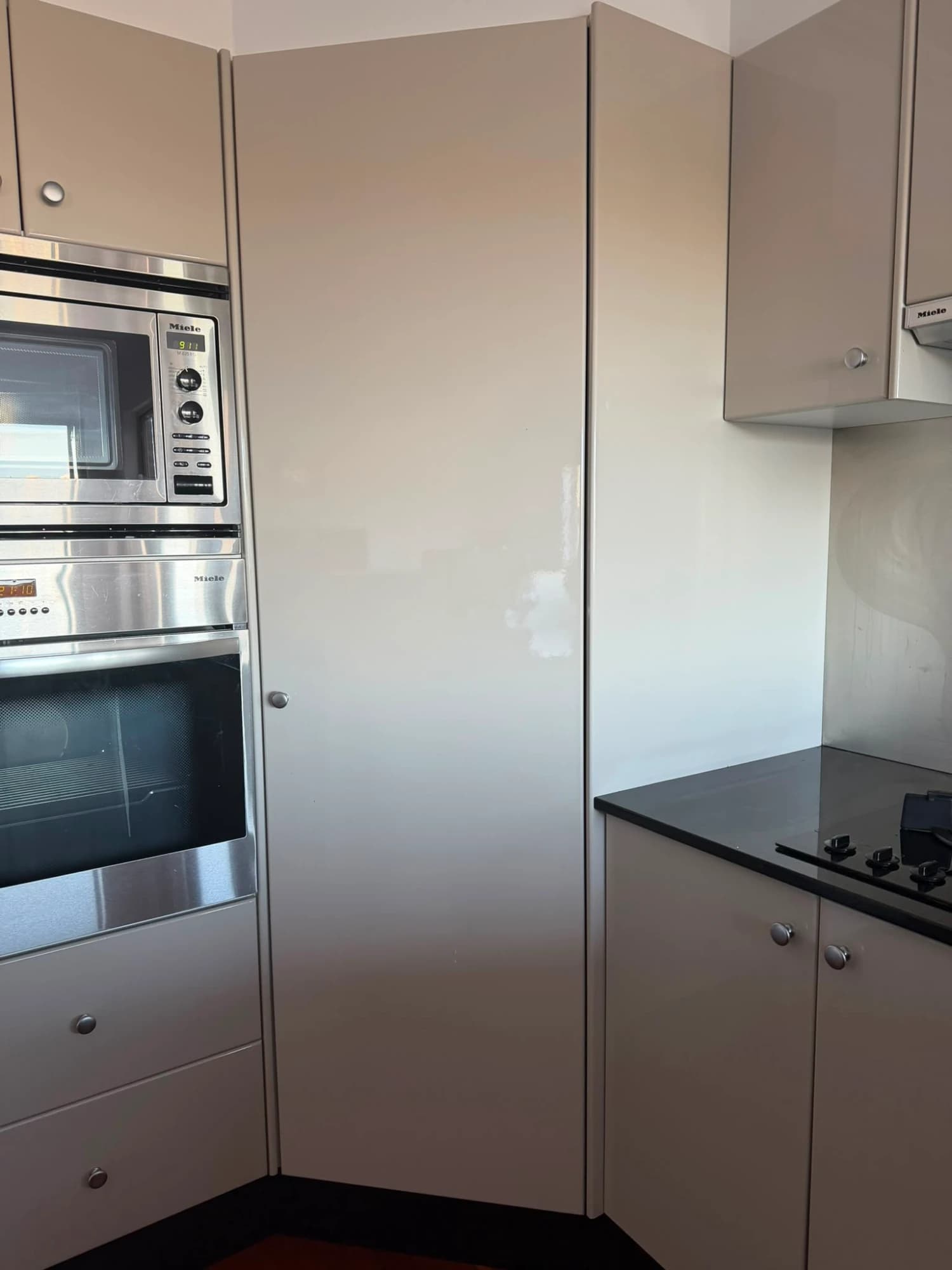 TAUPE HIGH GLOSS KITCHEN — photo 31 of 49