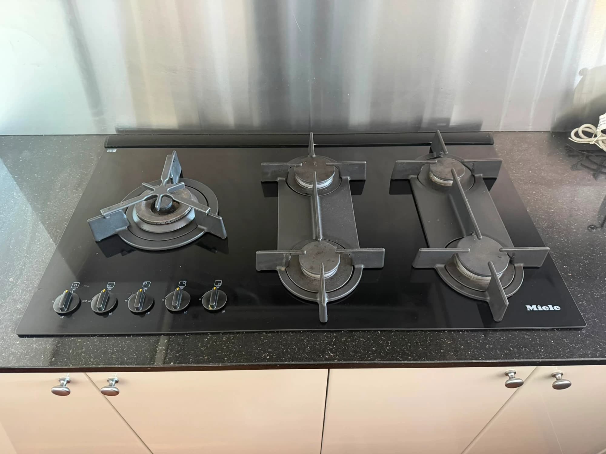 TAUPE HIGH GLOSS KITCHEN — photo 37 of 49