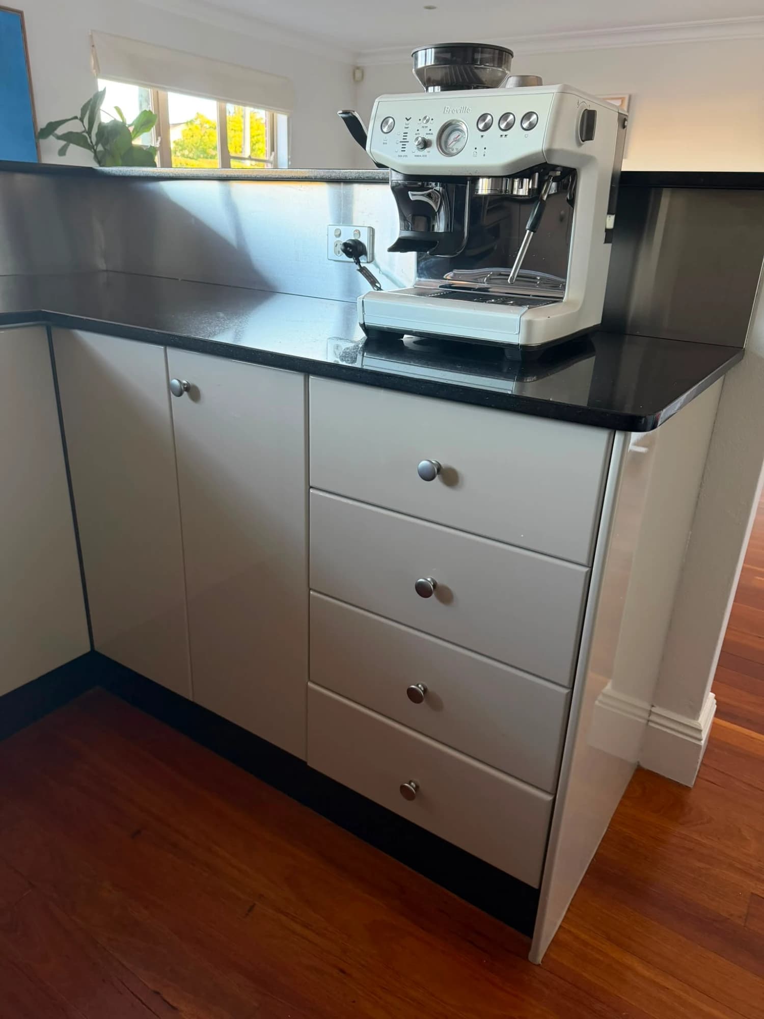 TAUPE HIGH GLOSS KITCHEN — photo 39 of 49
