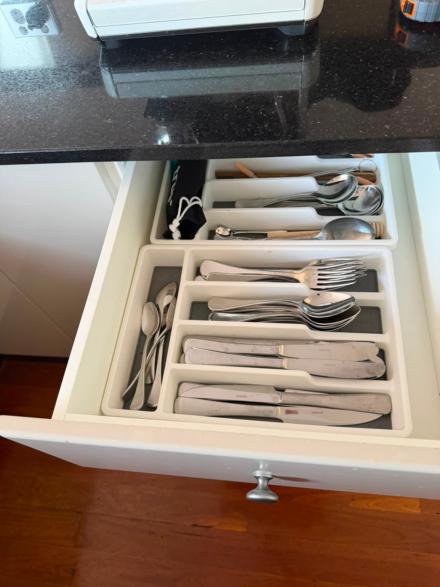 TAUPE HIGH GLOSS KITCHEN — photo 6 of 49