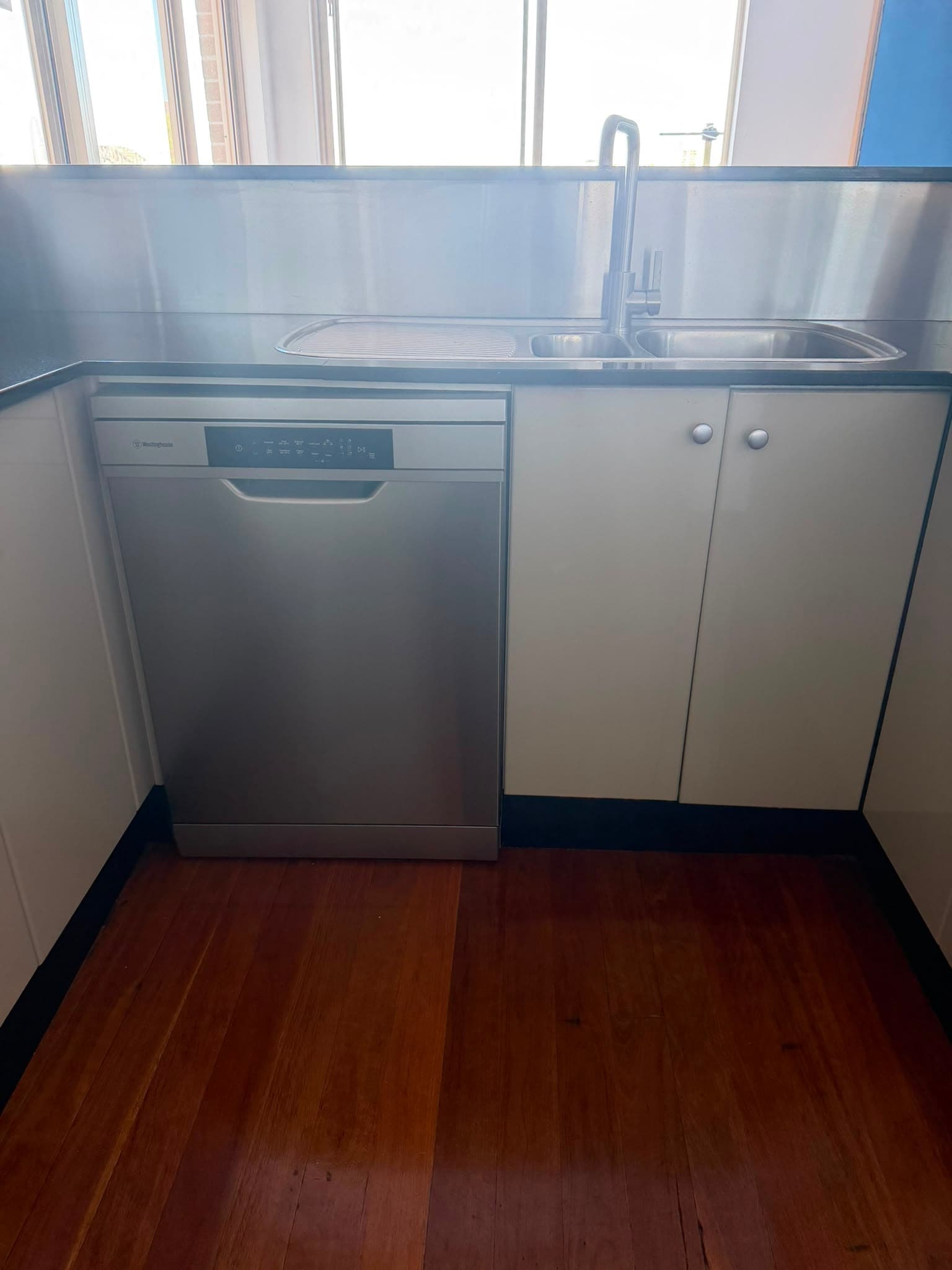 TAUPE HIGH GLOSS KITCHEN — photo 8 of 49