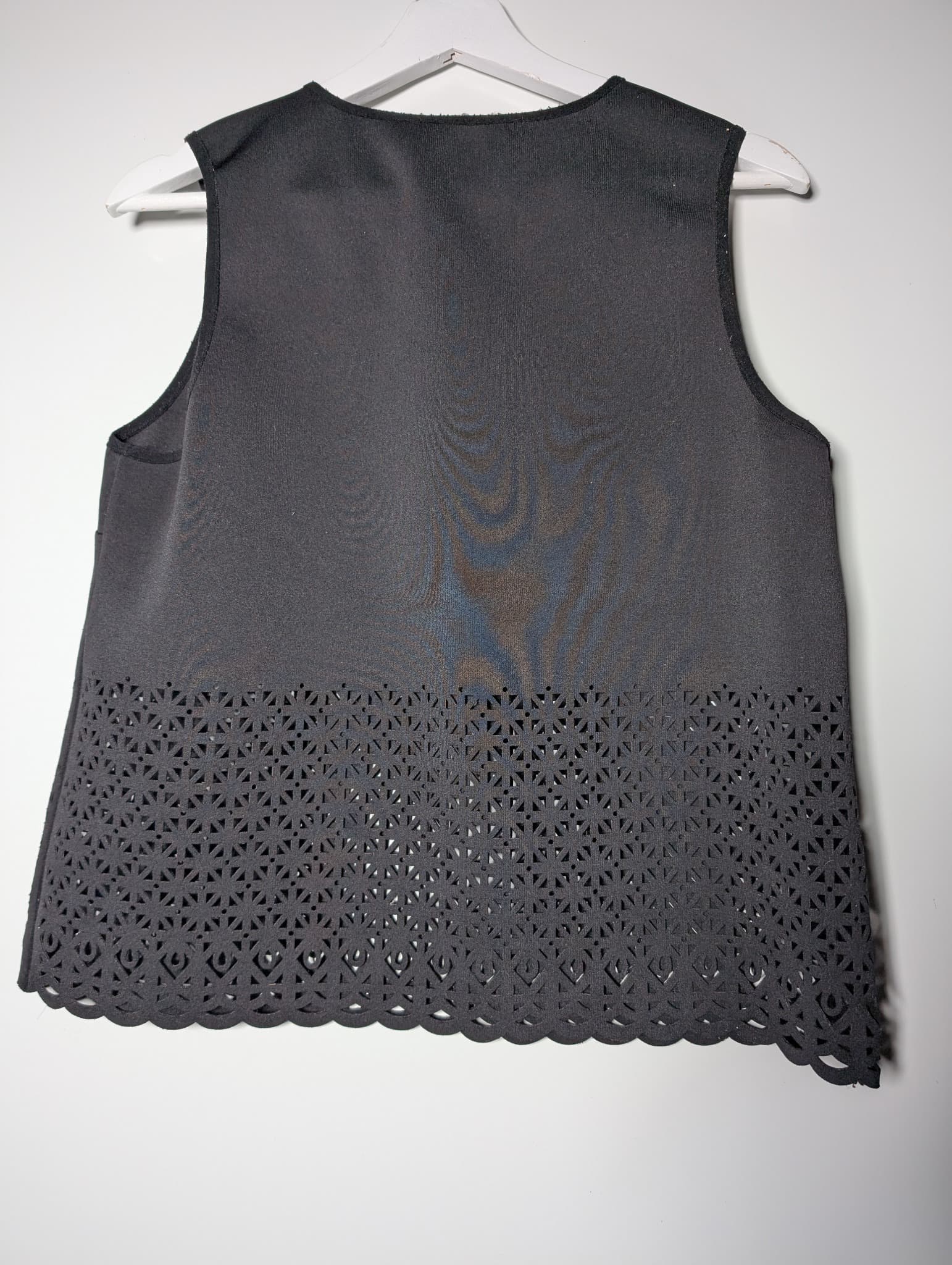 Thurley Sleeveless Top Laser Cut Scalloped Hem Black Size 12 — photo 5 of 7