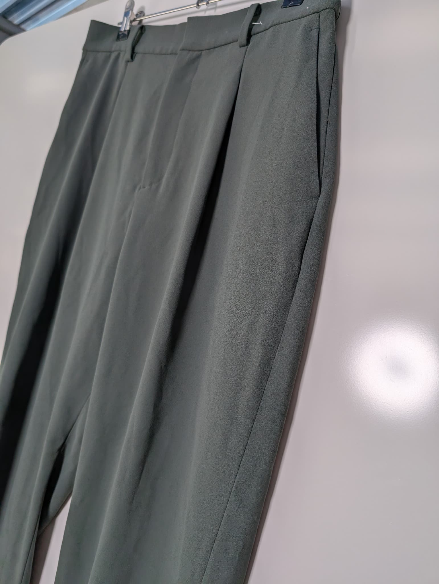 UNIQLO Pleated Trousers Grey Women's Size M — photo 2 of 6