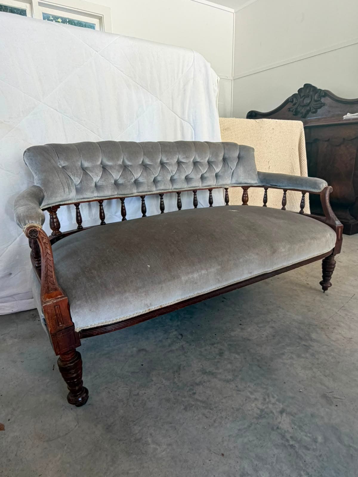 Victorian Style Tufted Velvet Settee Grey Vintage Lounge Sofa — photo 3 of 8