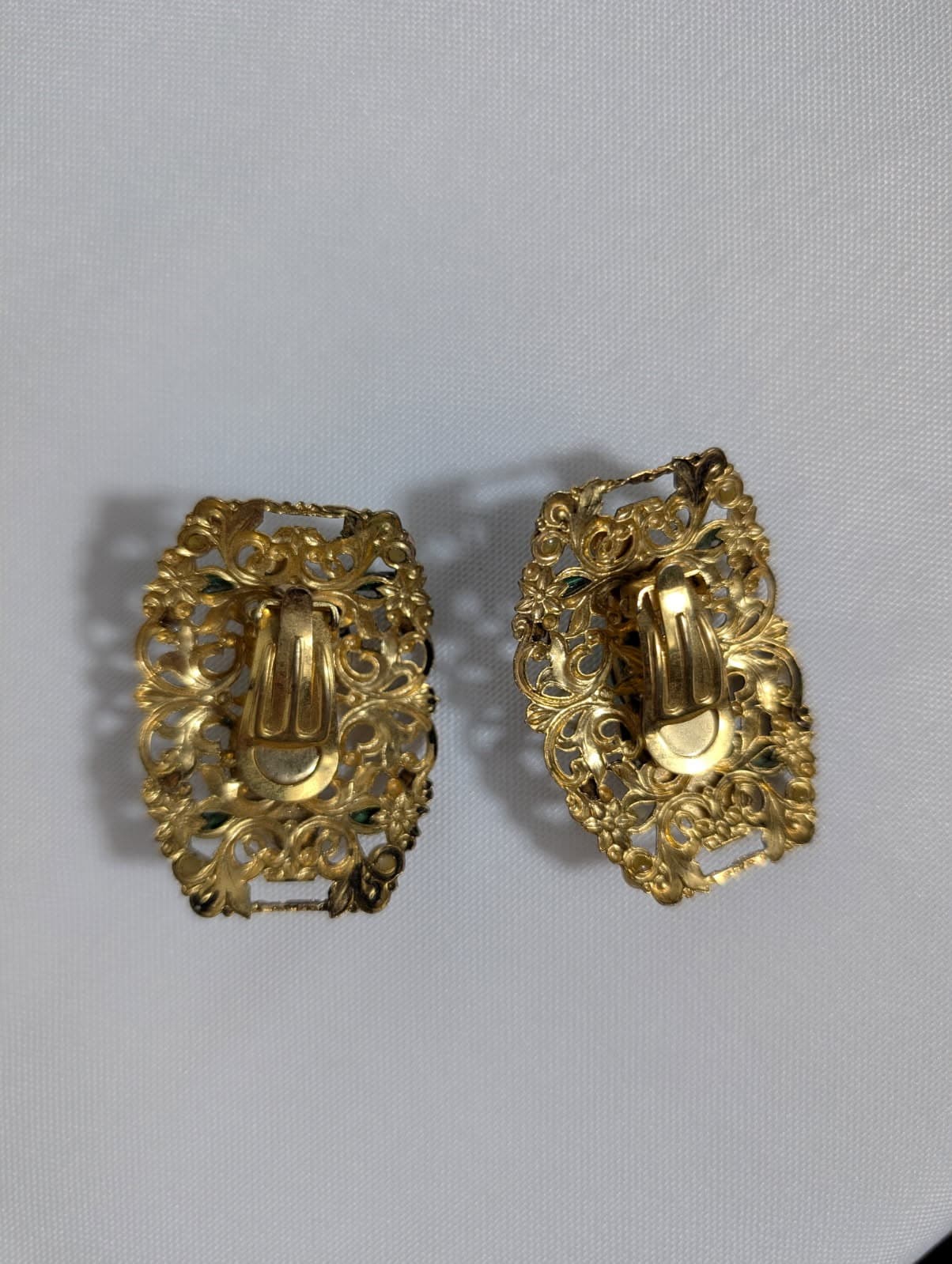 Vintage Gold Tone Filigree Shoe Clips Green Rhinestone & Faux Pearl — photo 4 of 5