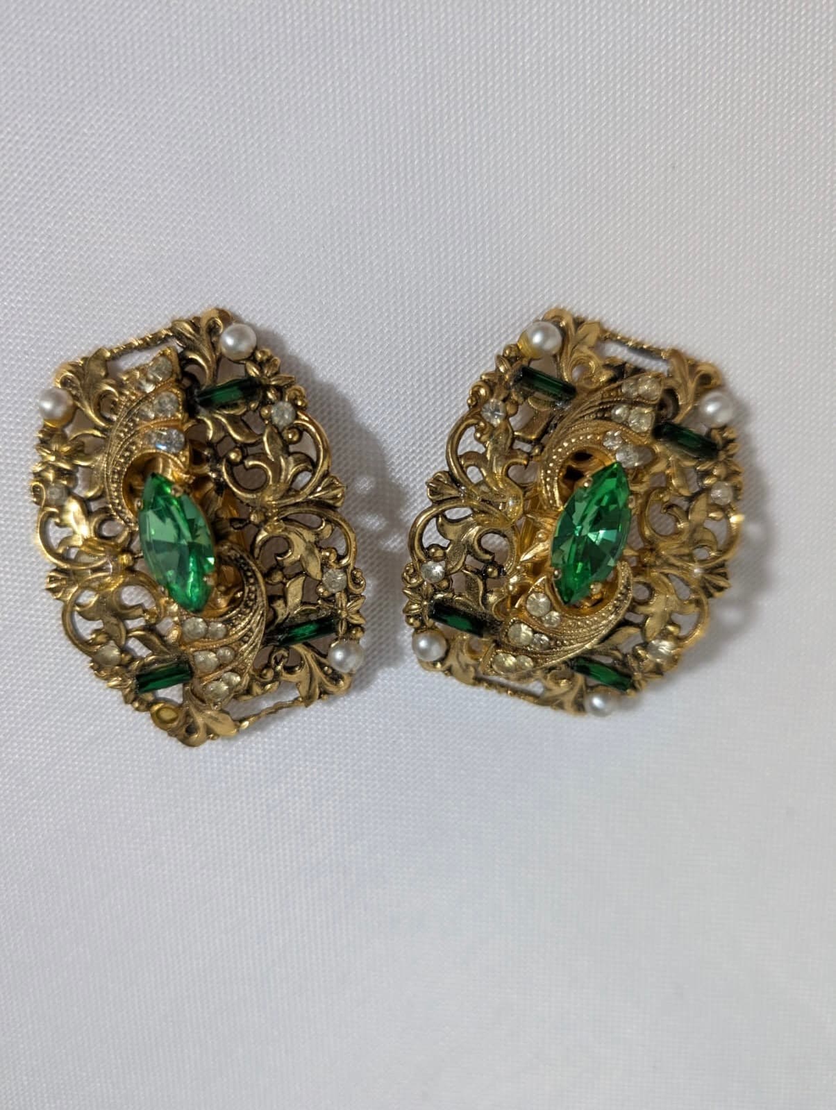 Vintage Gold Tone Filigree Shoe Clips Green Rhinestone & Faux Pearl — photo 5 of 5
