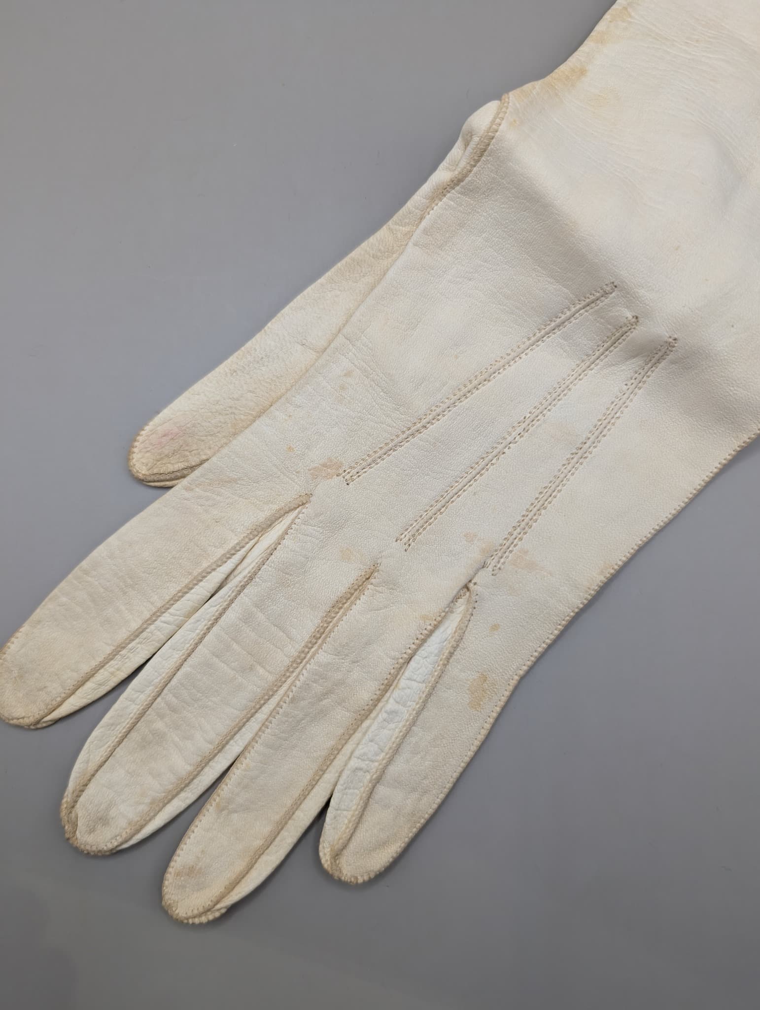 Vintage Leather Opera Length Gloves Cream Size 7 1/4 — photo 2 of 10