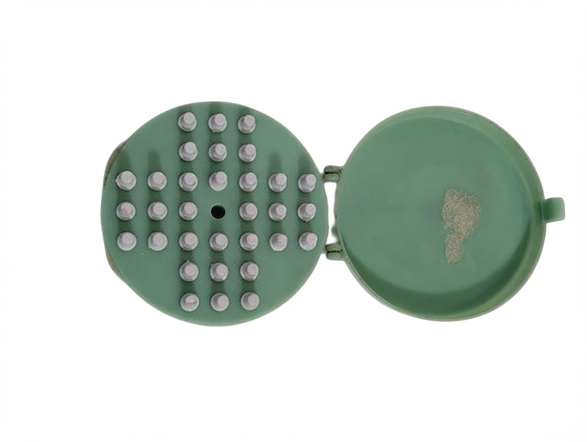 Vintage Pok-Et Solitaire Travel Board Game Green — photo 1 of 4