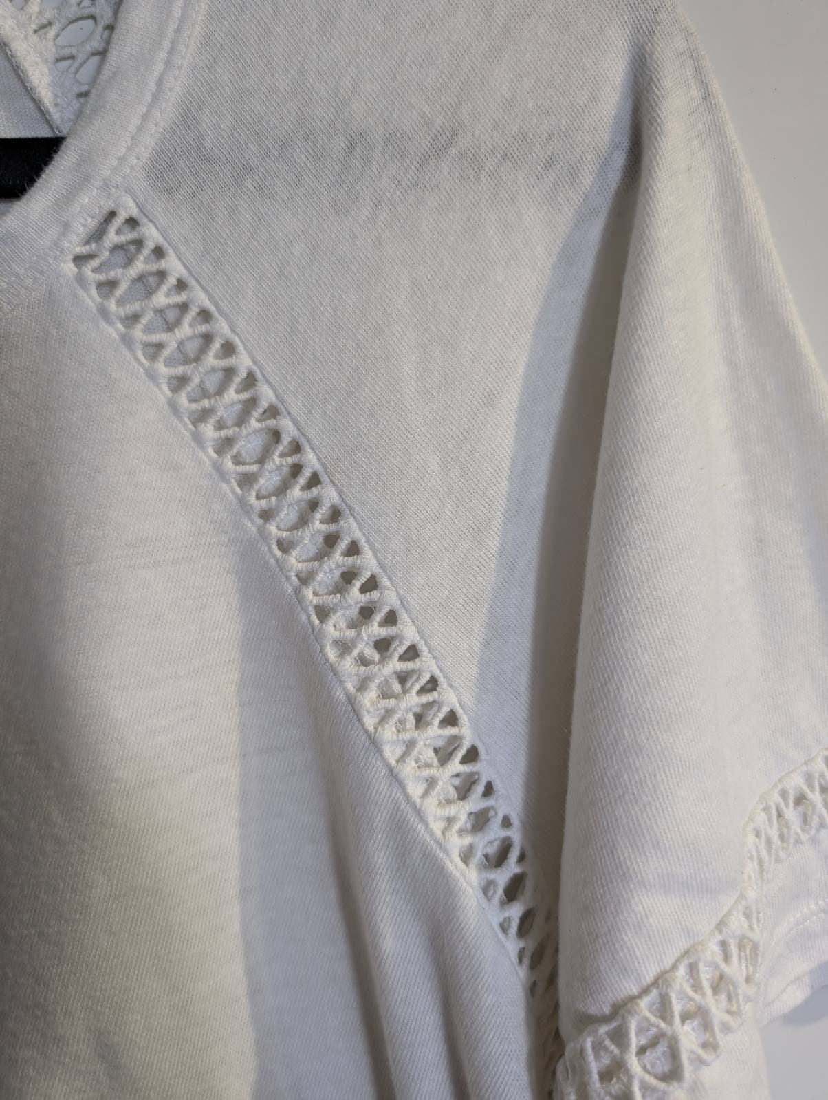 Witchery White T-Shirt with Crochet Detail Women's Size L — photo 4 of 5