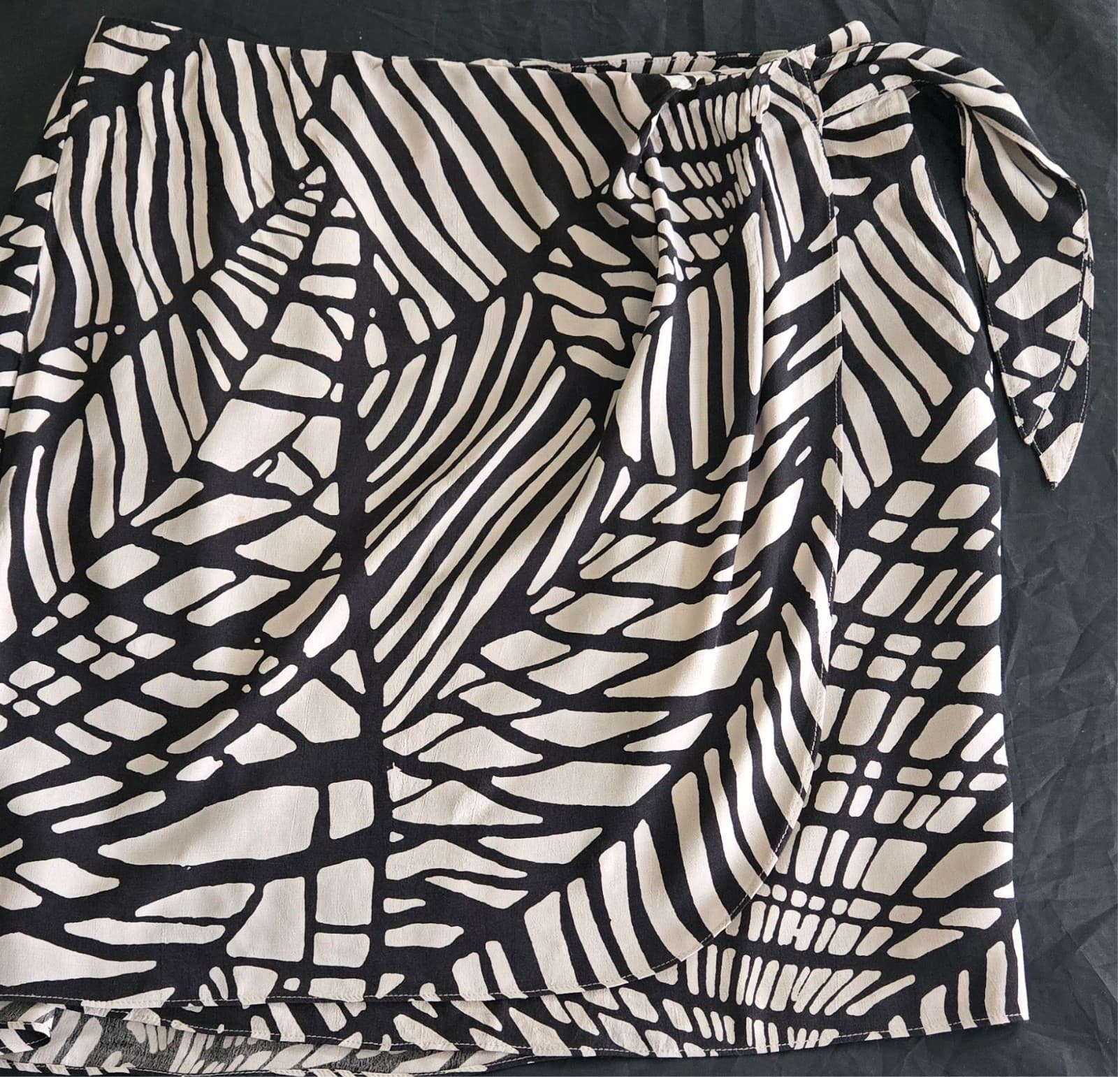 Jacqui E Ladies Abstract Line Print Skirt - Bone / Black - Wrap Style - Size 14 — photo 1 of 5