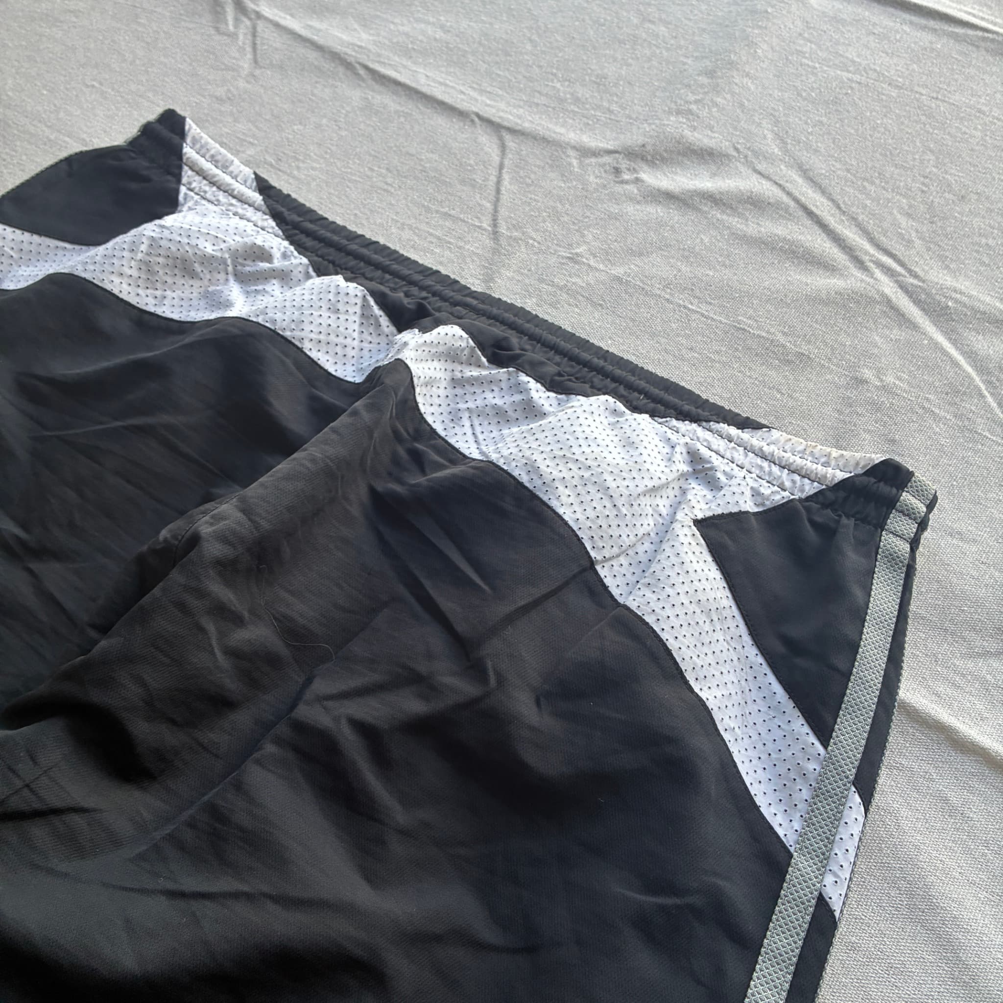 Adidas Vintage 3-Stripe Nylon Track Shorts Black Baggy 2000s — photo 6 of 7