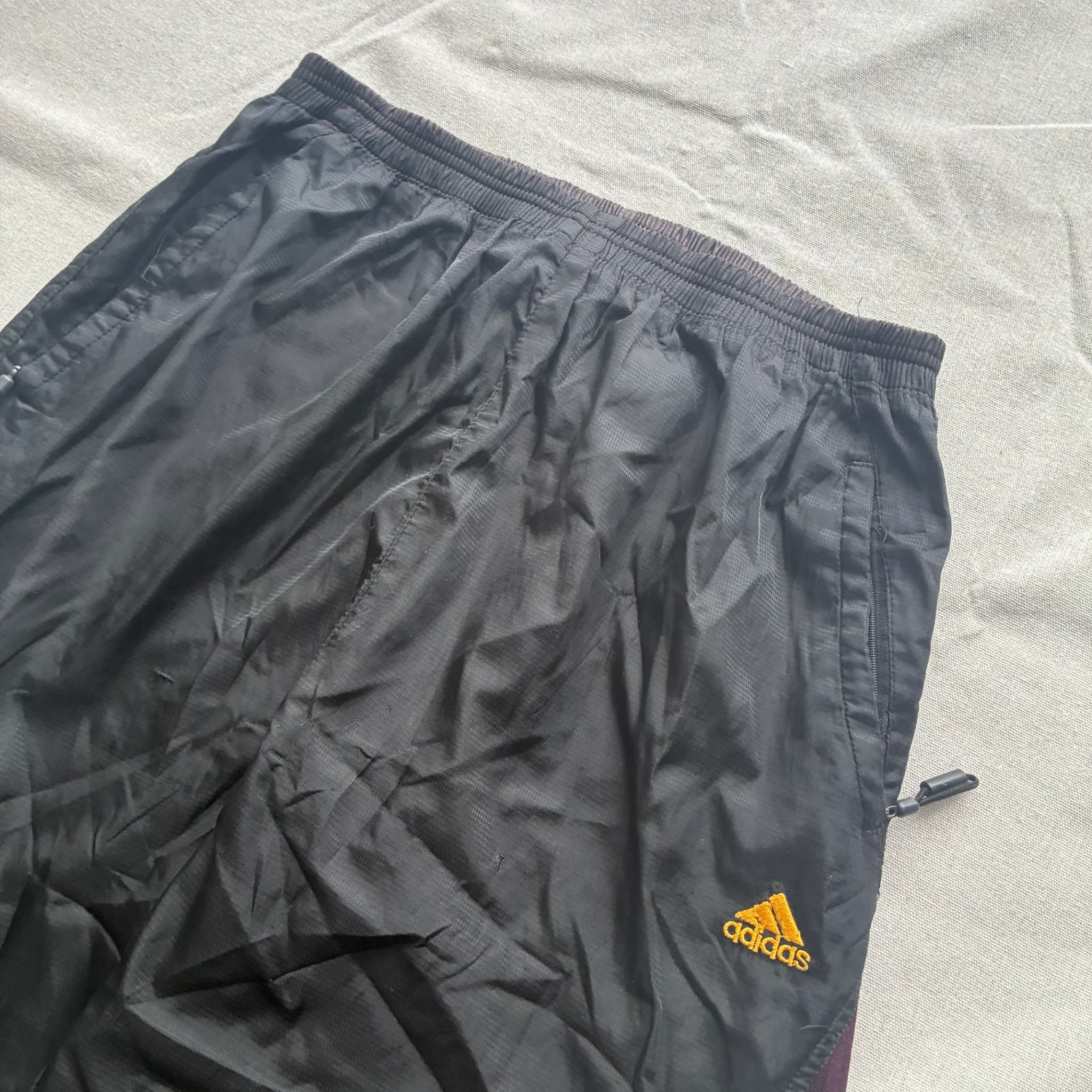 Adidas Vintage Nylon Cargo Shorts Black Maroon Gold Baggy 2000s — photo 3 of 7