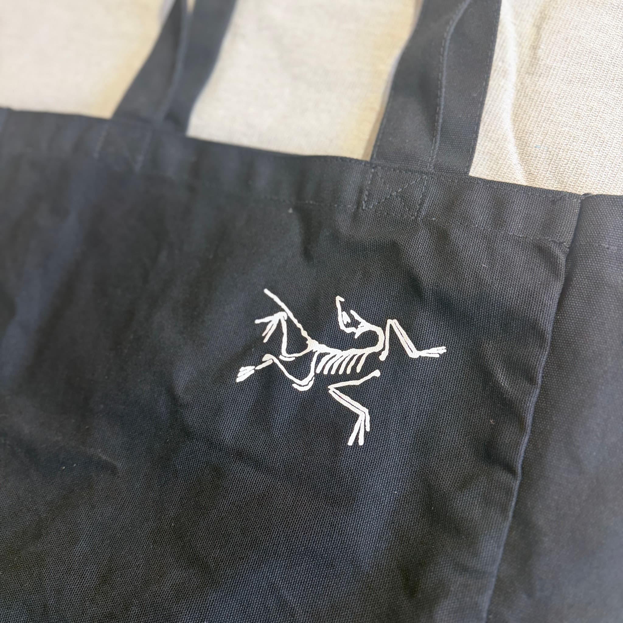 Arc'teryx Logo Tote Bag Black — photo 2 of 9