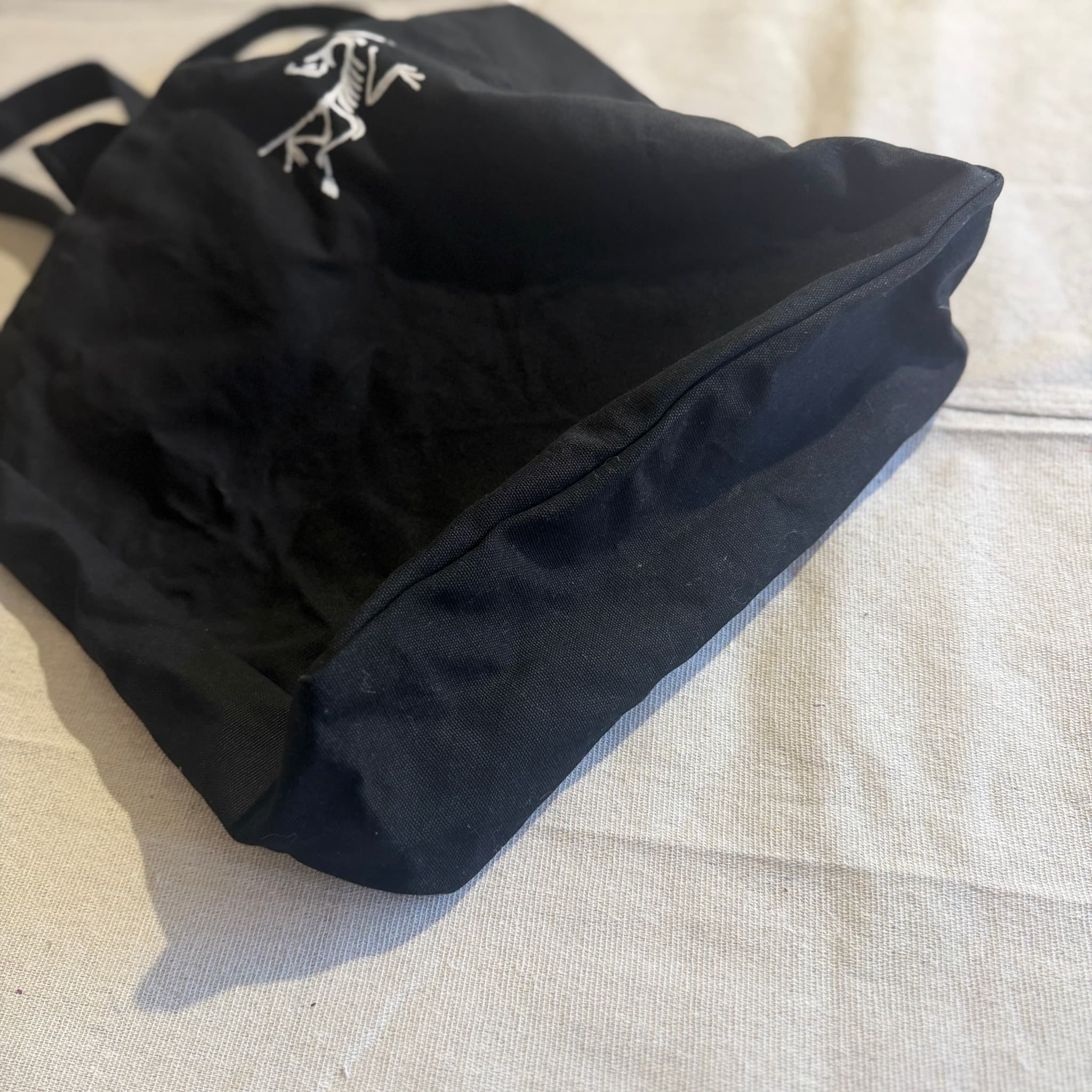 Arc'teryx Logo Tote Bag Black — photo 5 of 9