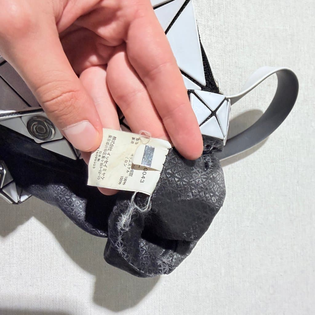 Bao Bao Issey Miyake Lucent One-Shoulder Bag White — photo 5 of 9