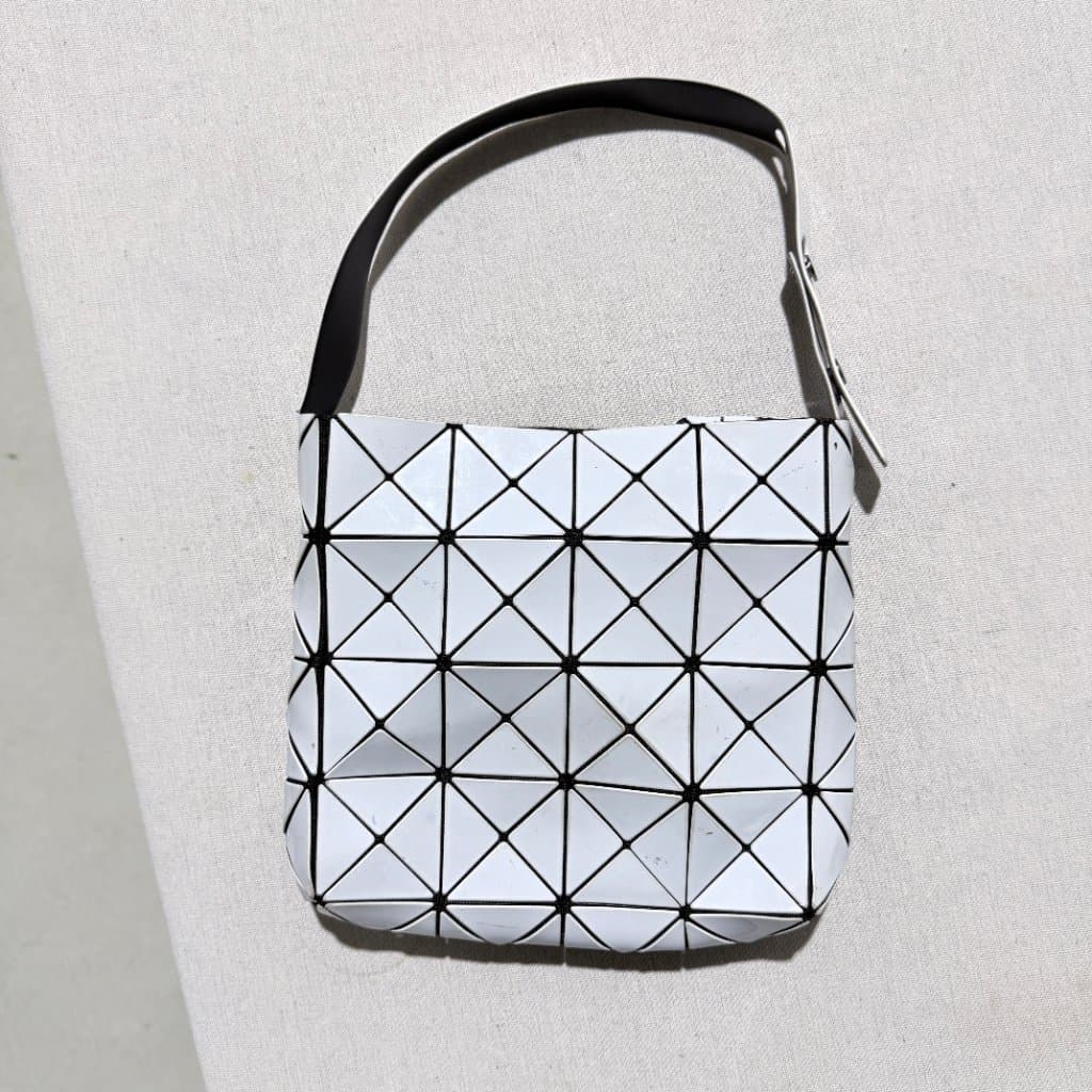 Bao Bao Issey Miyake Lucent One-Shoulder Bag White — photo 8 of 9