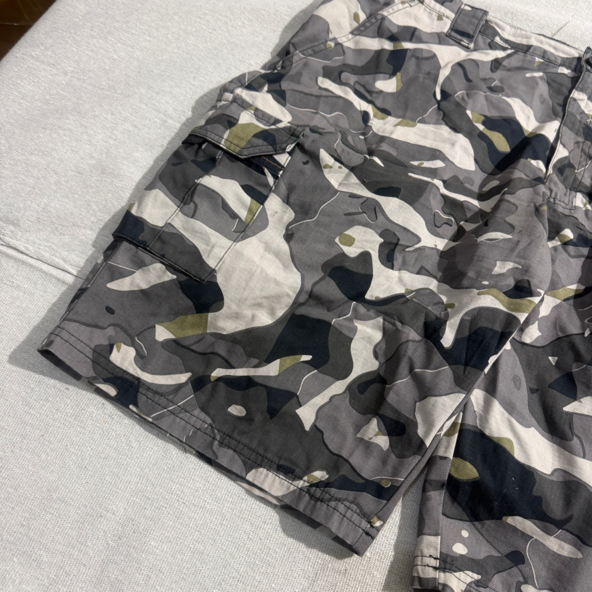 Decathlon Men's Grey Camouflage Cargo Shorts — photo 2 of 6