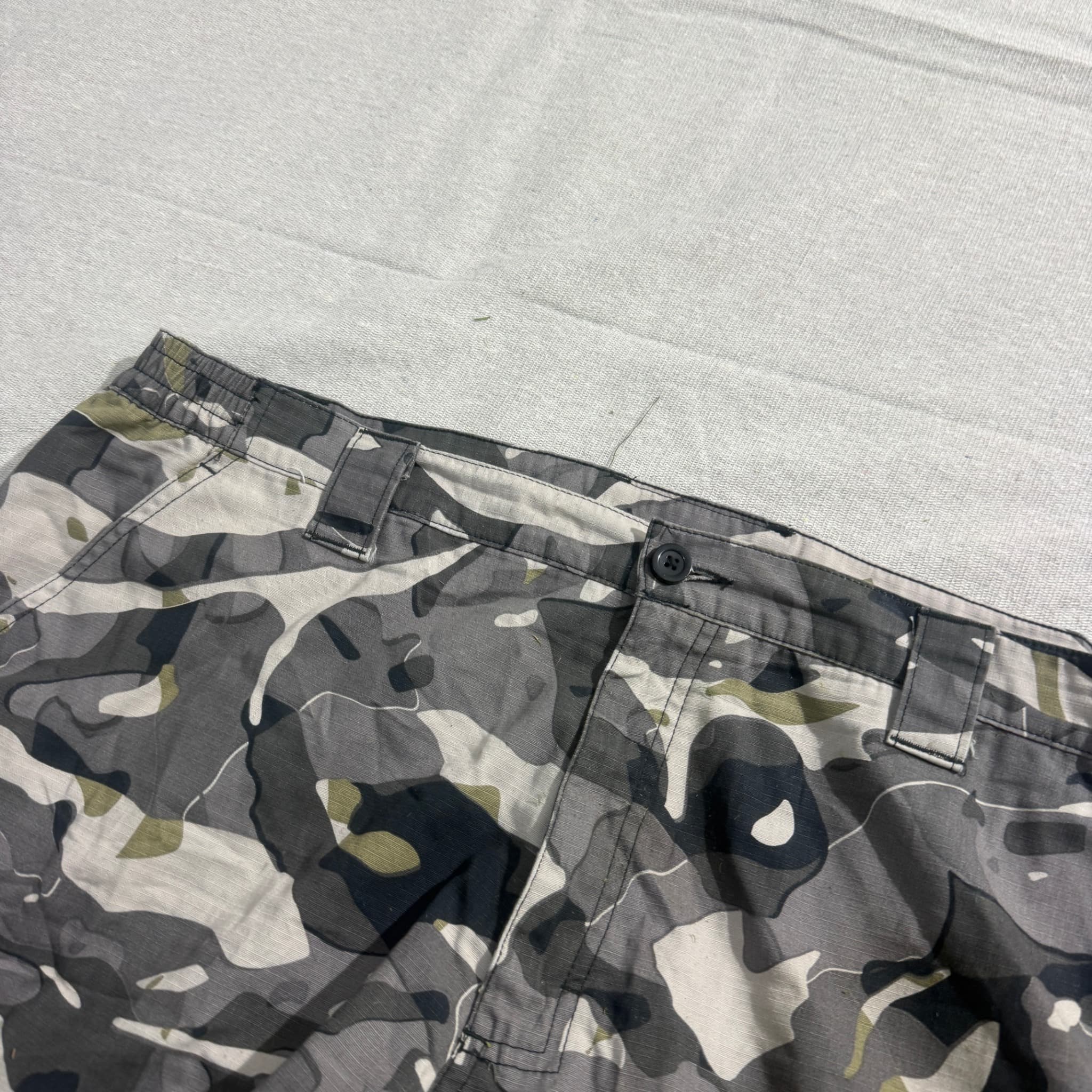 Decathlon Men's Grey Camouflage Cargo Shorts — photo 3 of 6