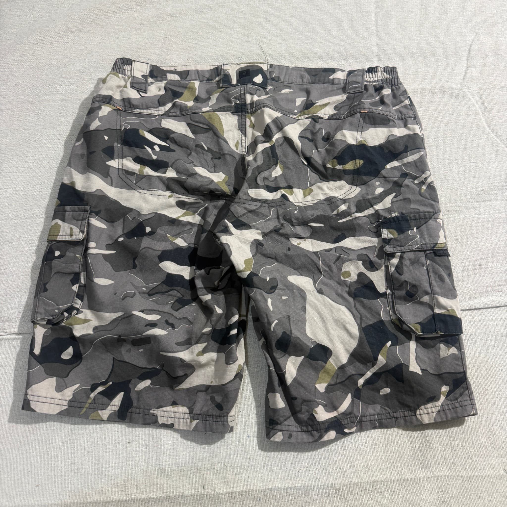 Decathlon Men's Grey Camouflage Cargo Shorts — photo 5 of 6