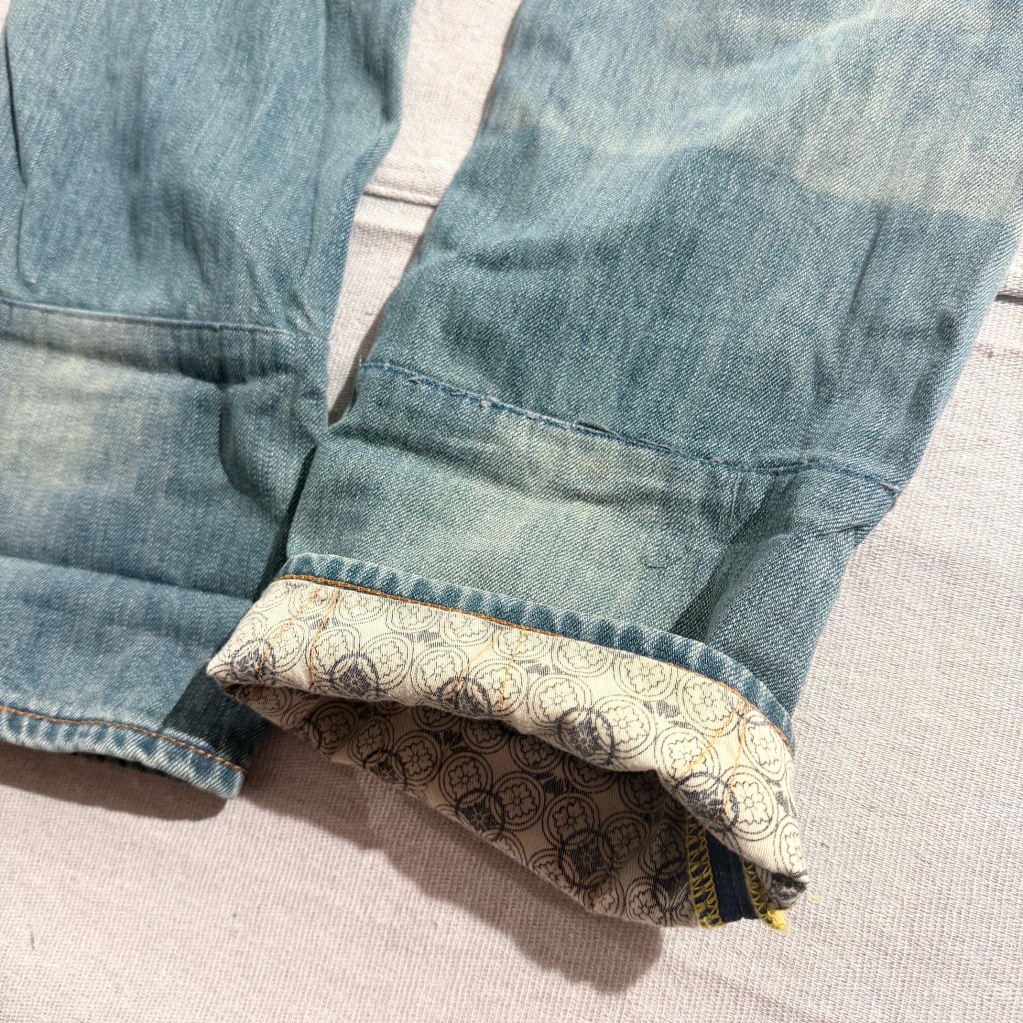 EVISUGENES Distressed Light Wash Jeans 34 — photo 5 of 12