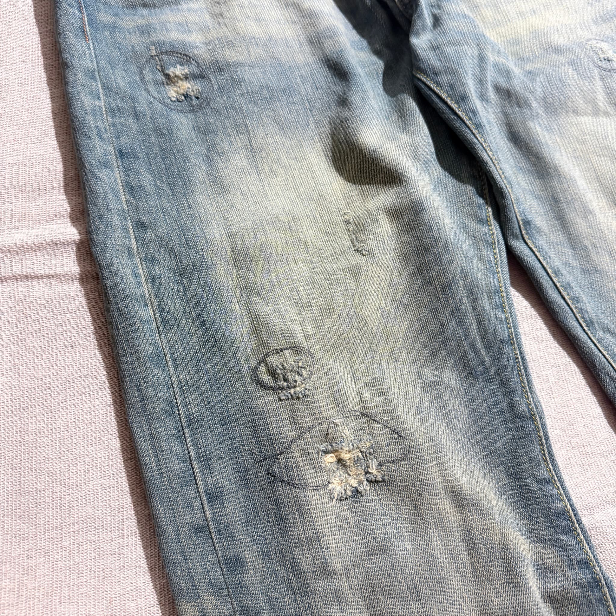 EVISUGENES Distressed Light Wash Jeans 34 — photo 6 of 12