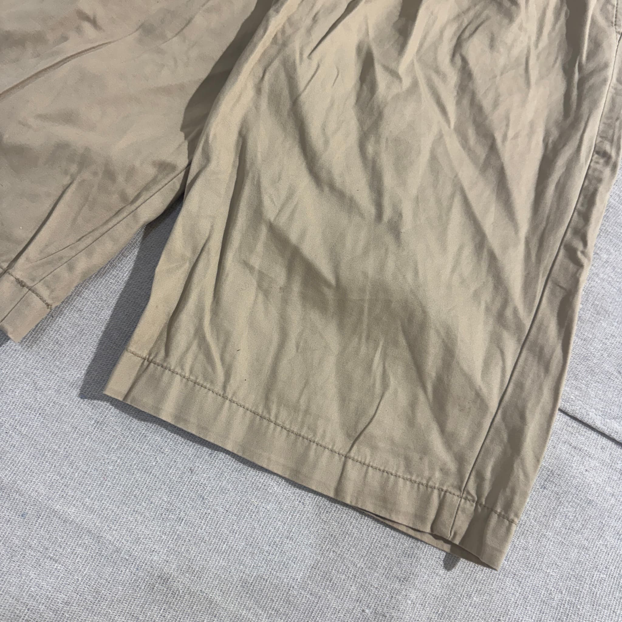 Gap Khaki Pleated Chino Shorts Size 4 — photo 2 of 6