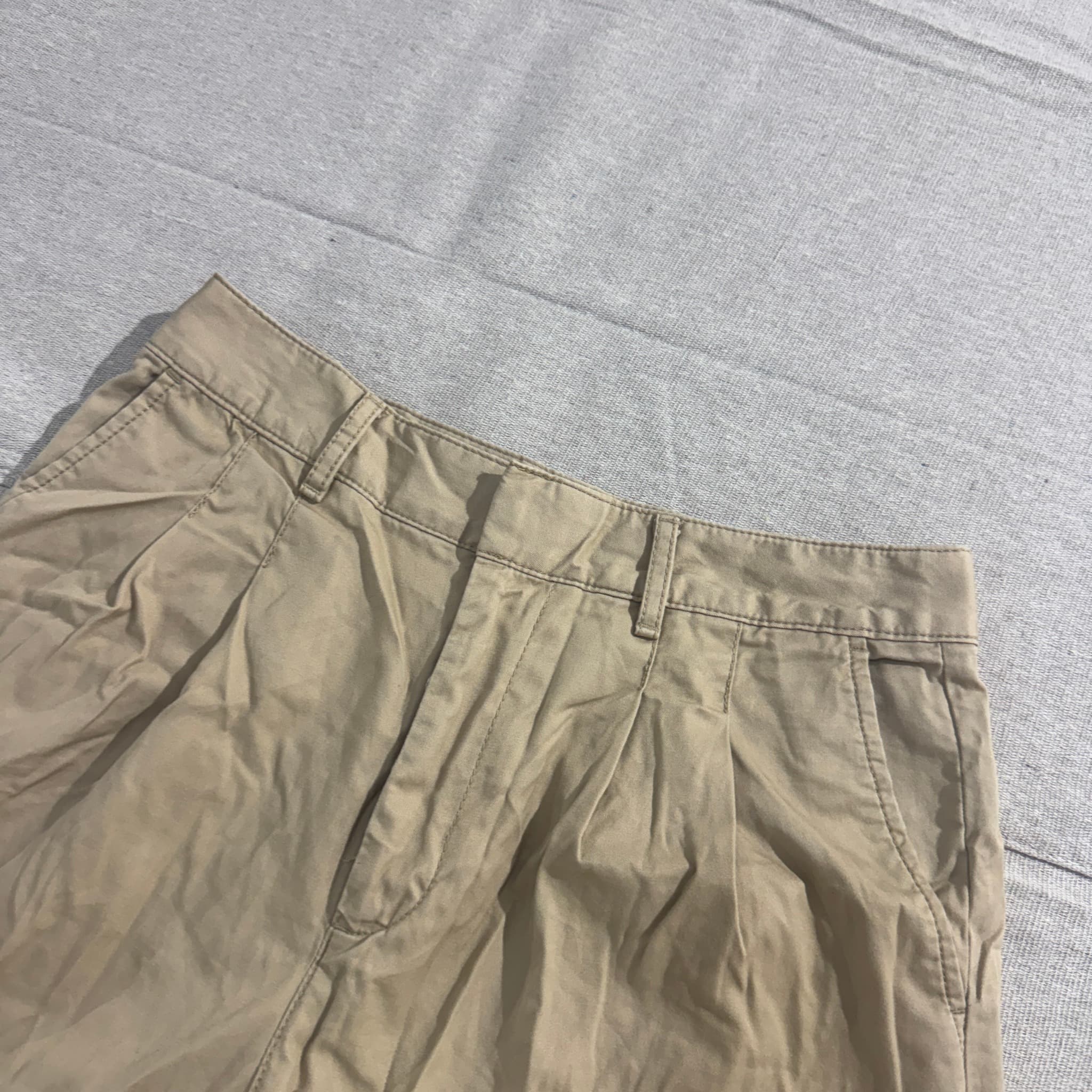 Gap Khaki Pleated Chino Shorts Size 4 — photo 3 of 6