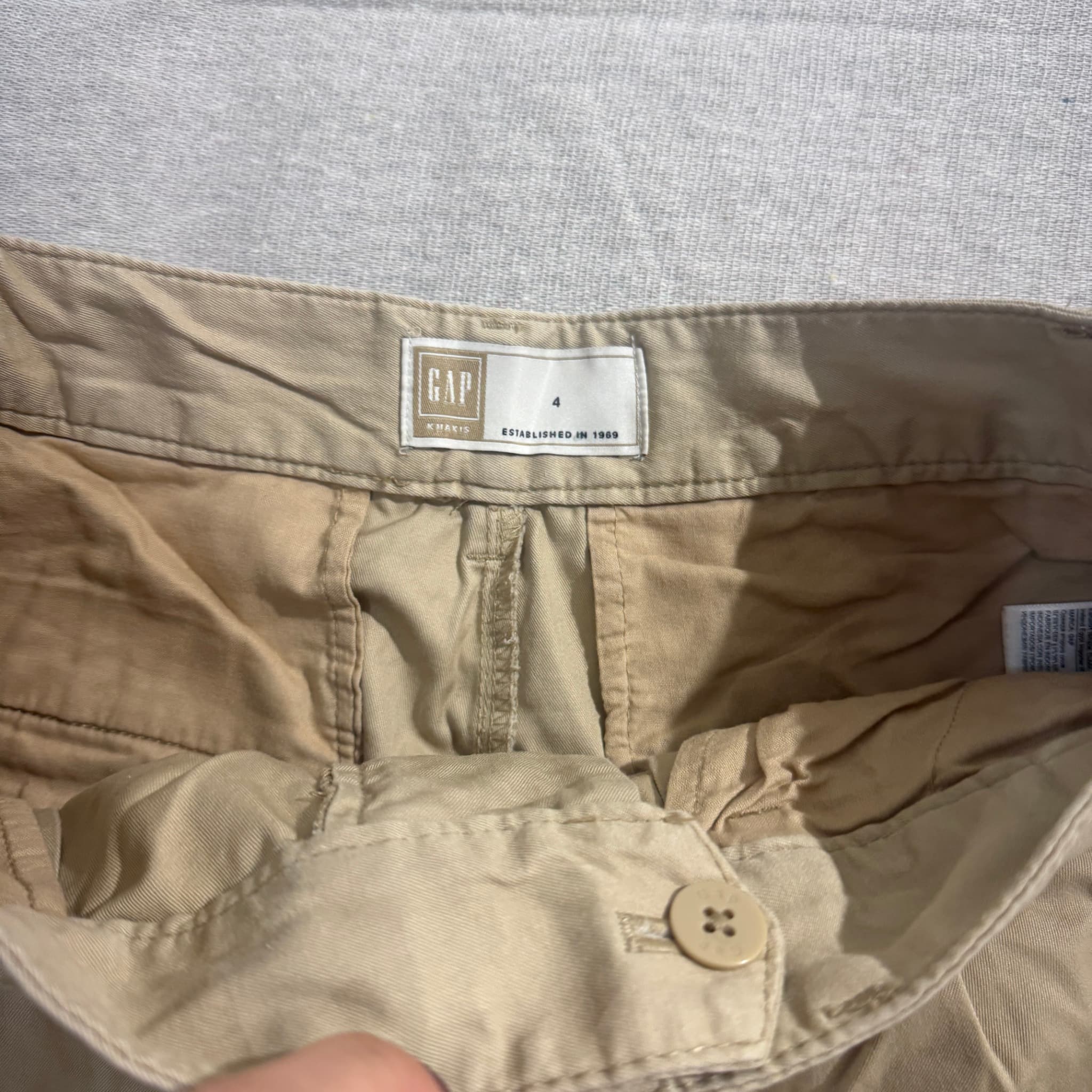 Gap Khaki Pleated Chino Shorts Size 4 — photo 4 of 6