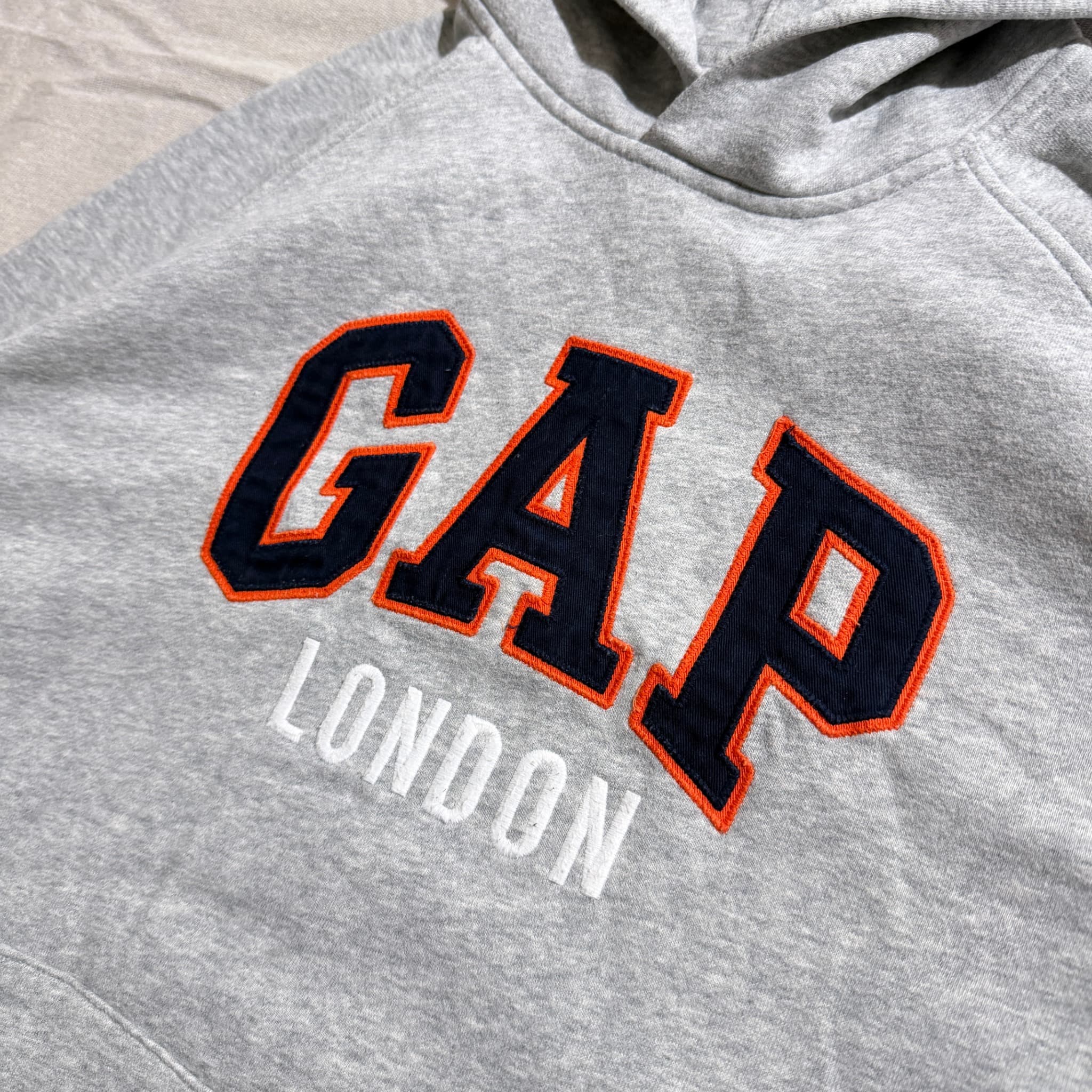 Gap London Arch Logo Hoodie Grey — photo 2 of 9