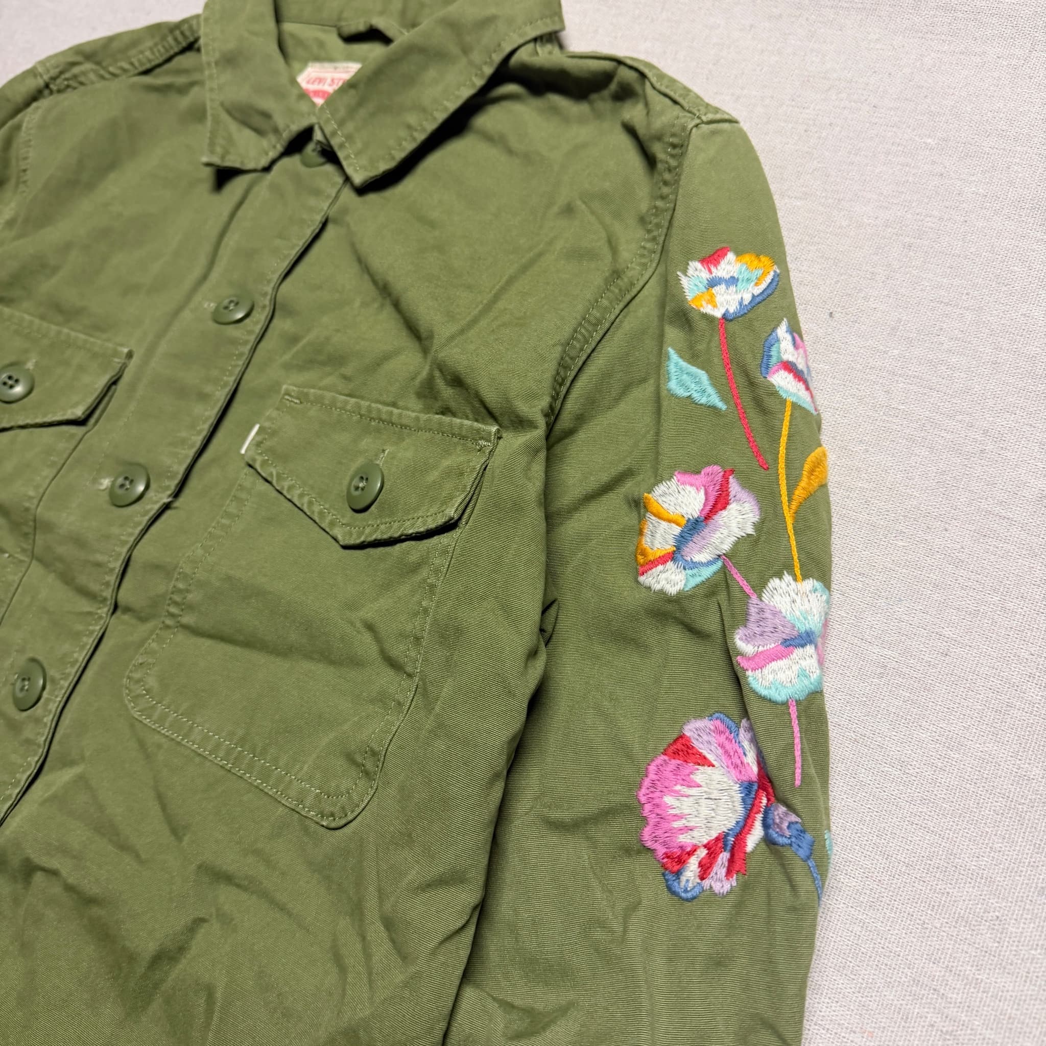 Levi's Women's Olive Green Floral Embroidered Button-Down Shirt Size XS — photo 2 of 8