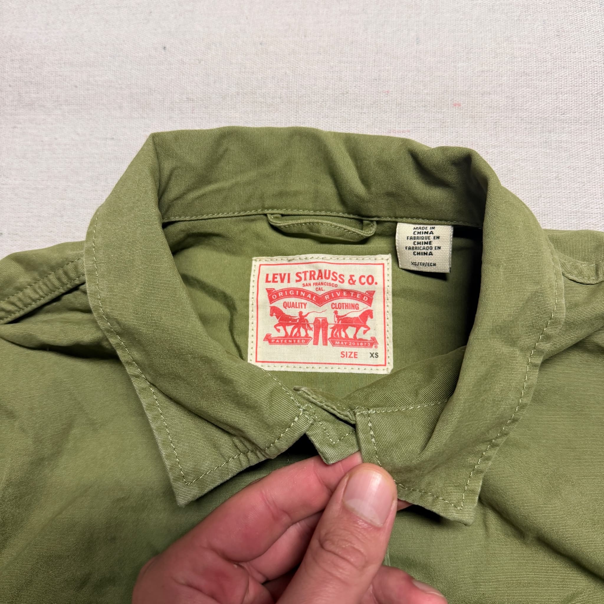 Levi's Women's Olive Green Floral Embroidered Button-Down Shirt Size XS — photo 3 of 8