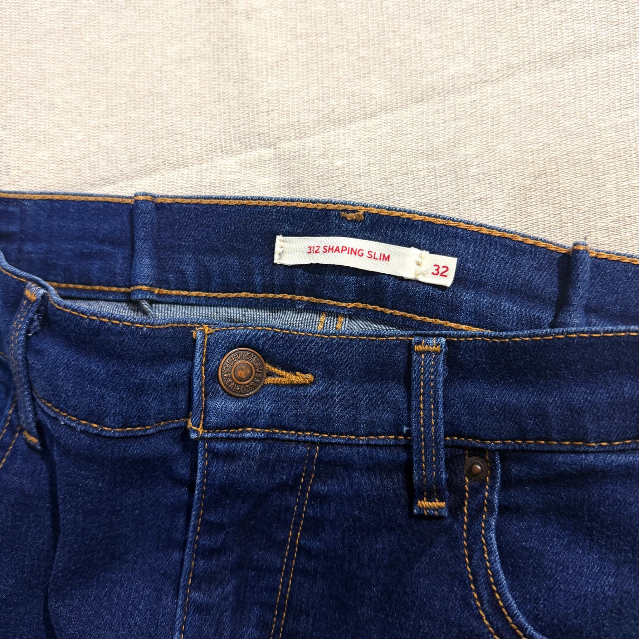 Levi Strauss & Co.. 312 Shaping Slim Jeans — photo 4 of 7