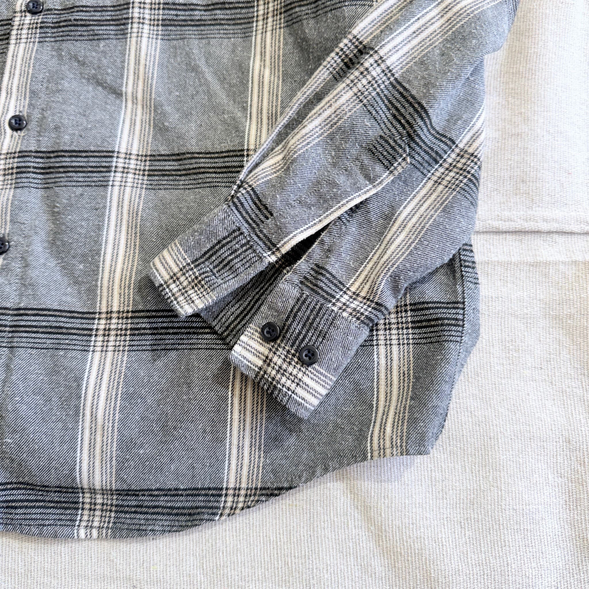 Men's Grey Plaid Flannel Long Sleeve Button-Down Shirt — photo 3 of 6