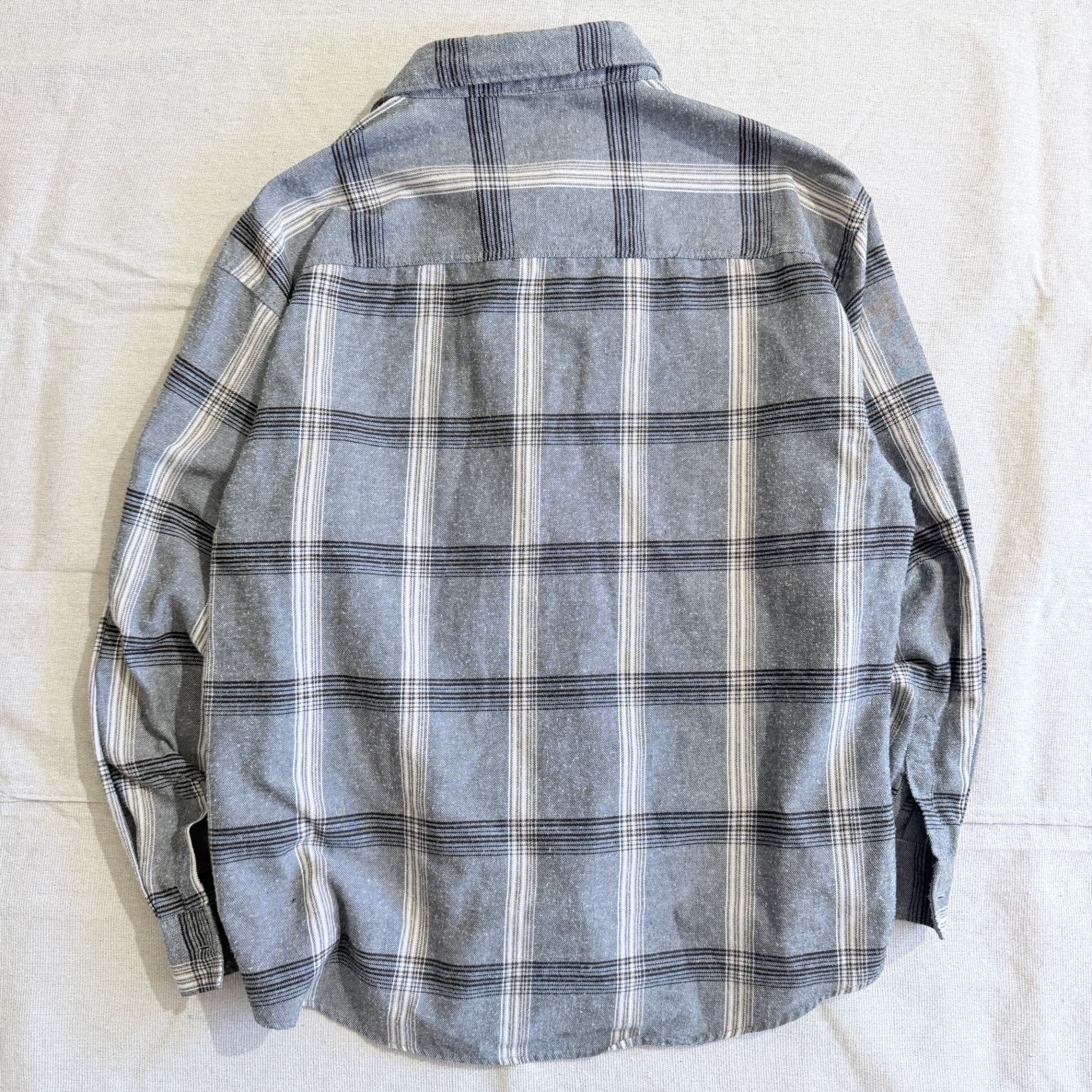 Men's Grey Plaid Flannel Long Sleeve Button-Down Shirt — photo 4 of 6