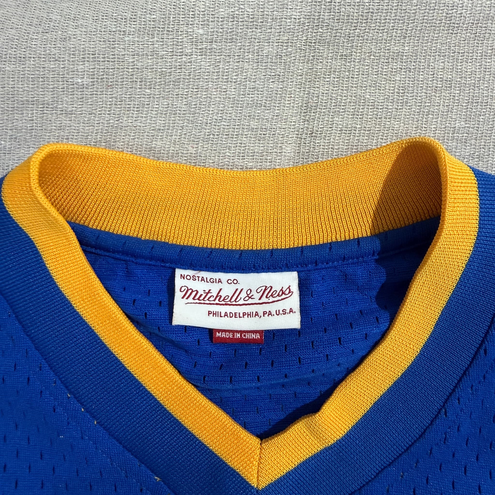 Mitchell & Ness Golden State Warriors NBA Mesh V-Neck Shooting Shirt Blue M — photo 4 of 9