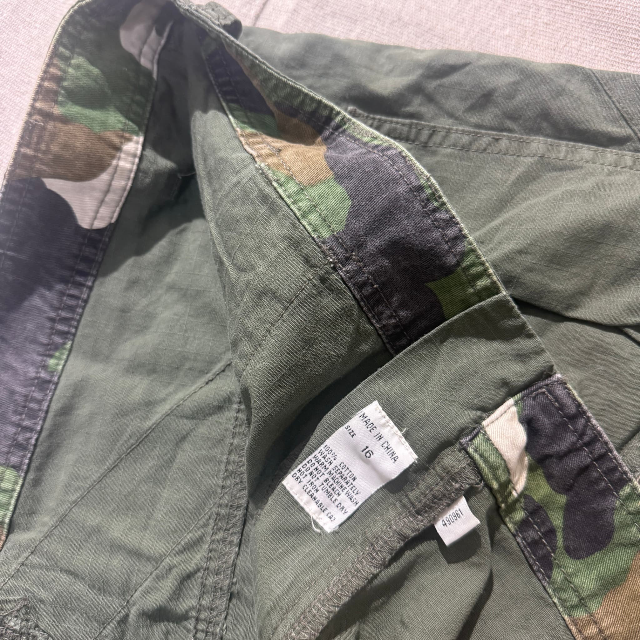 Multi-Pocket Camo-Lined Cargo Shorts — photo 4 of 6