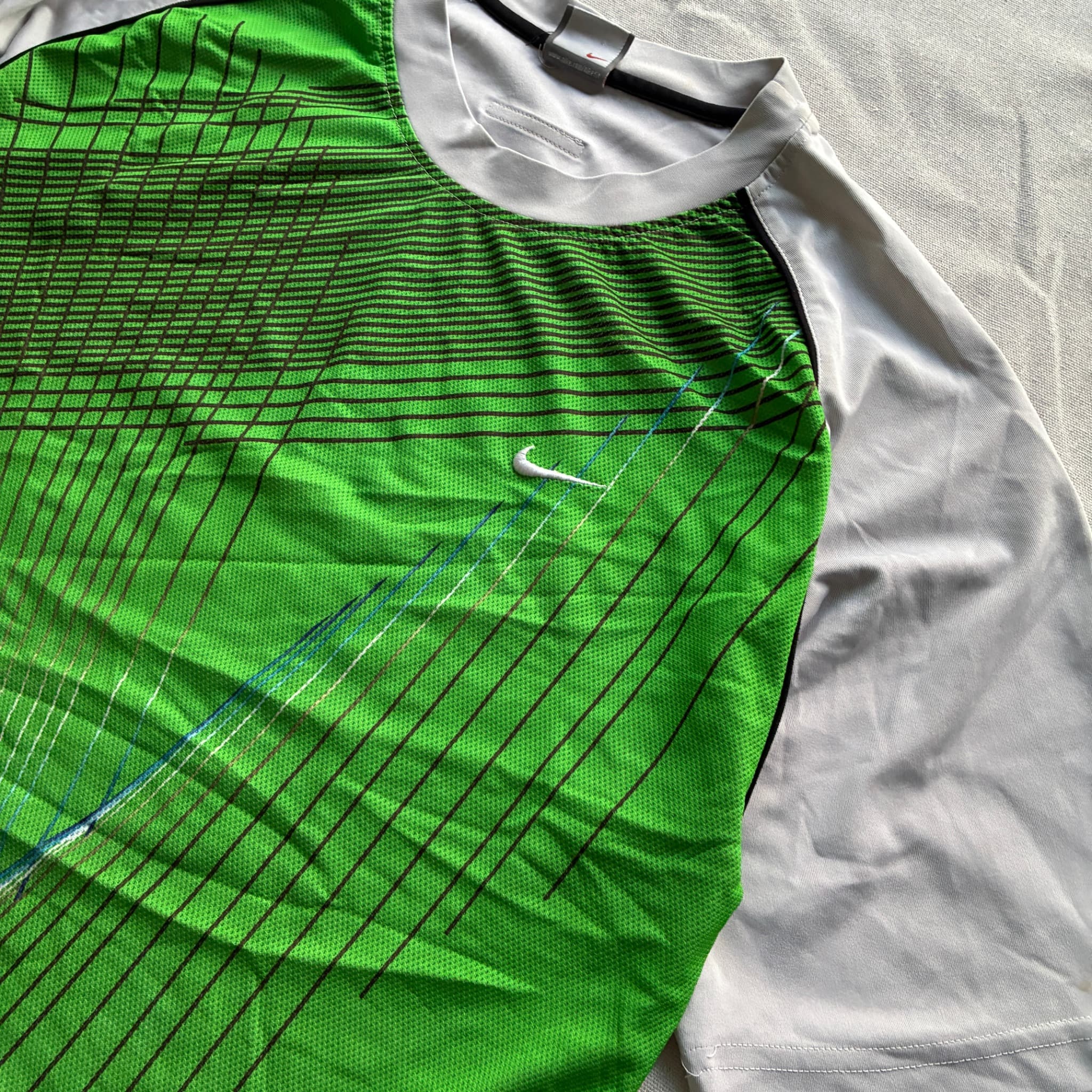 Nike Dri-FIT Graphic Training T-Shirt Green/Grey — photo 3 of 8