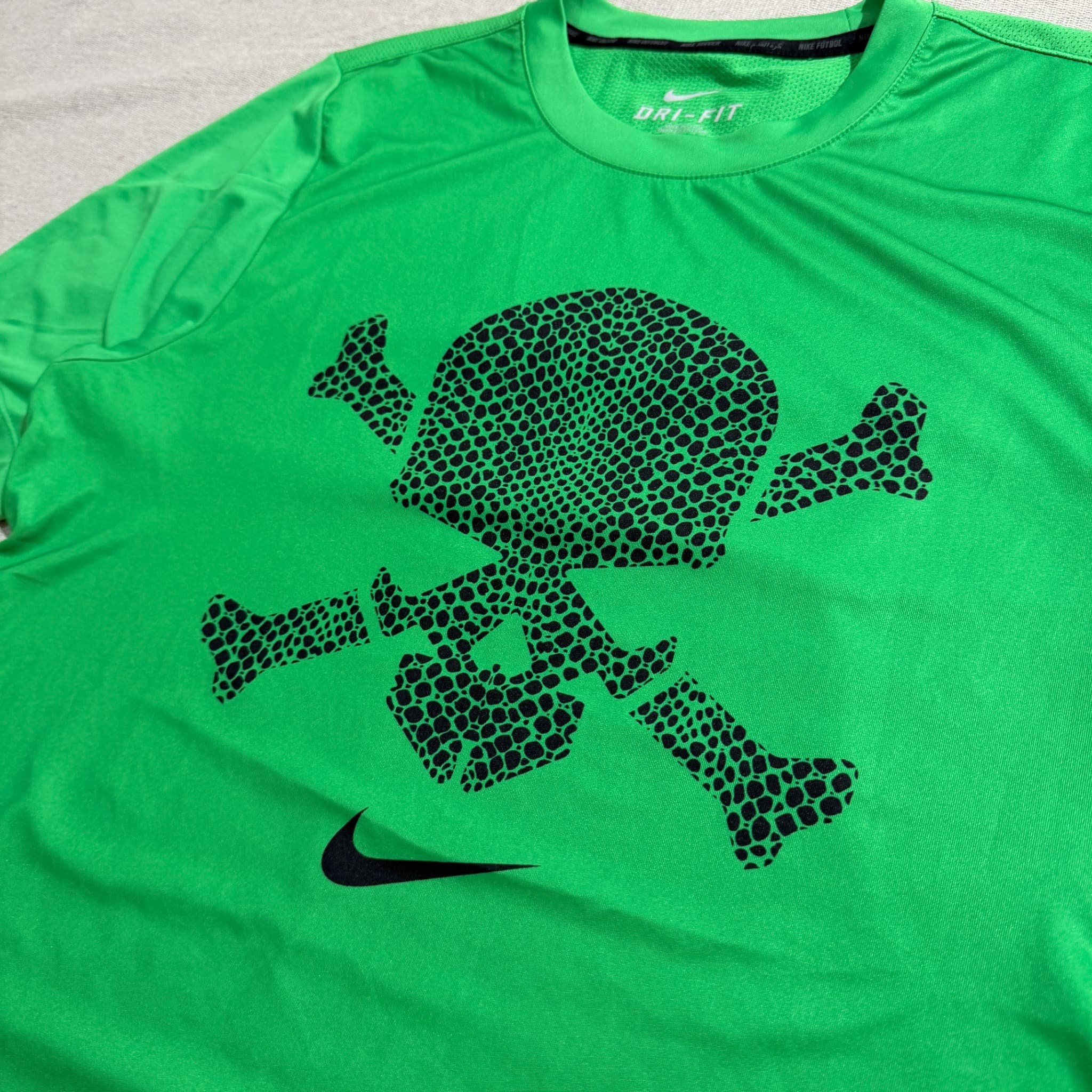 Nike Dri-FIT Skull And Crossbones Graphic T-Shirt Green Men's Size M — photo 2 of 5