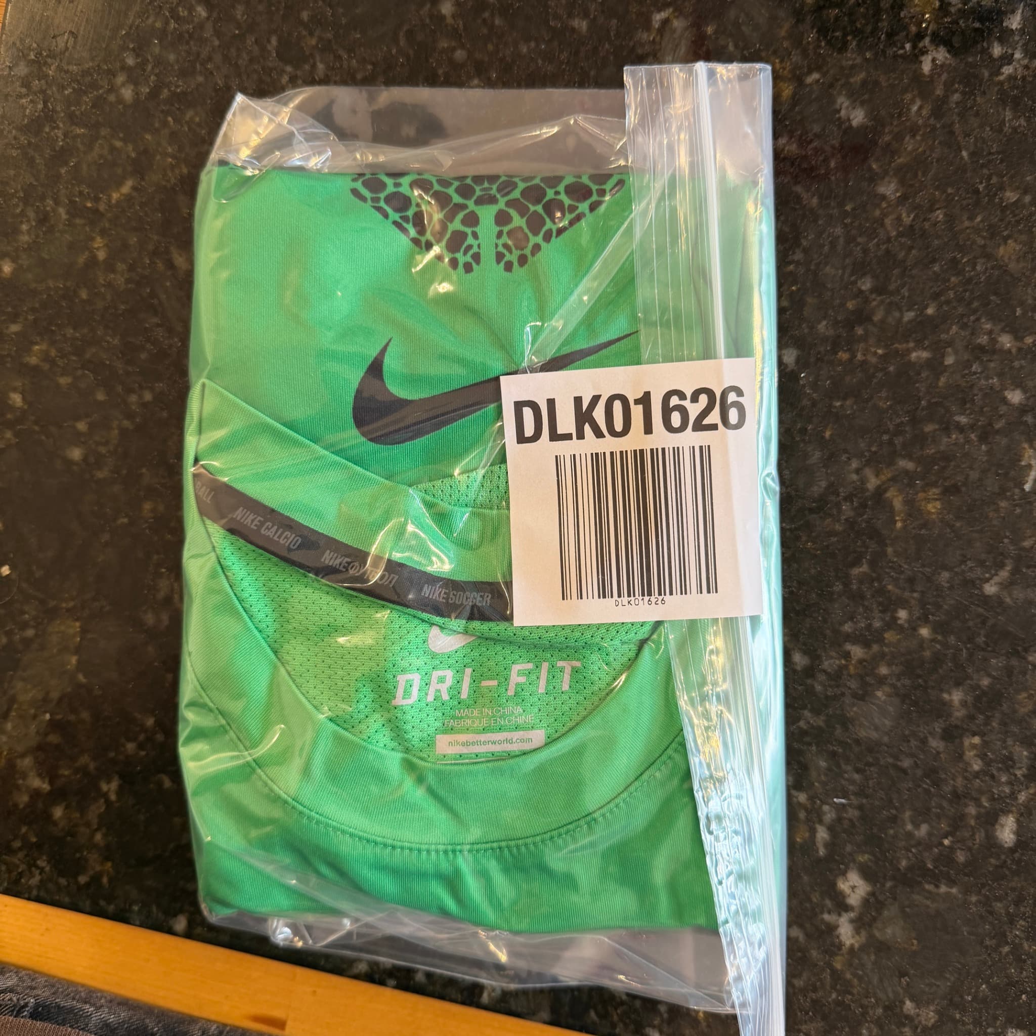 Nike Dri-FIT Skull And Crossbones Graphic T-Shirt Green Men's Size M — photo 5 of 5