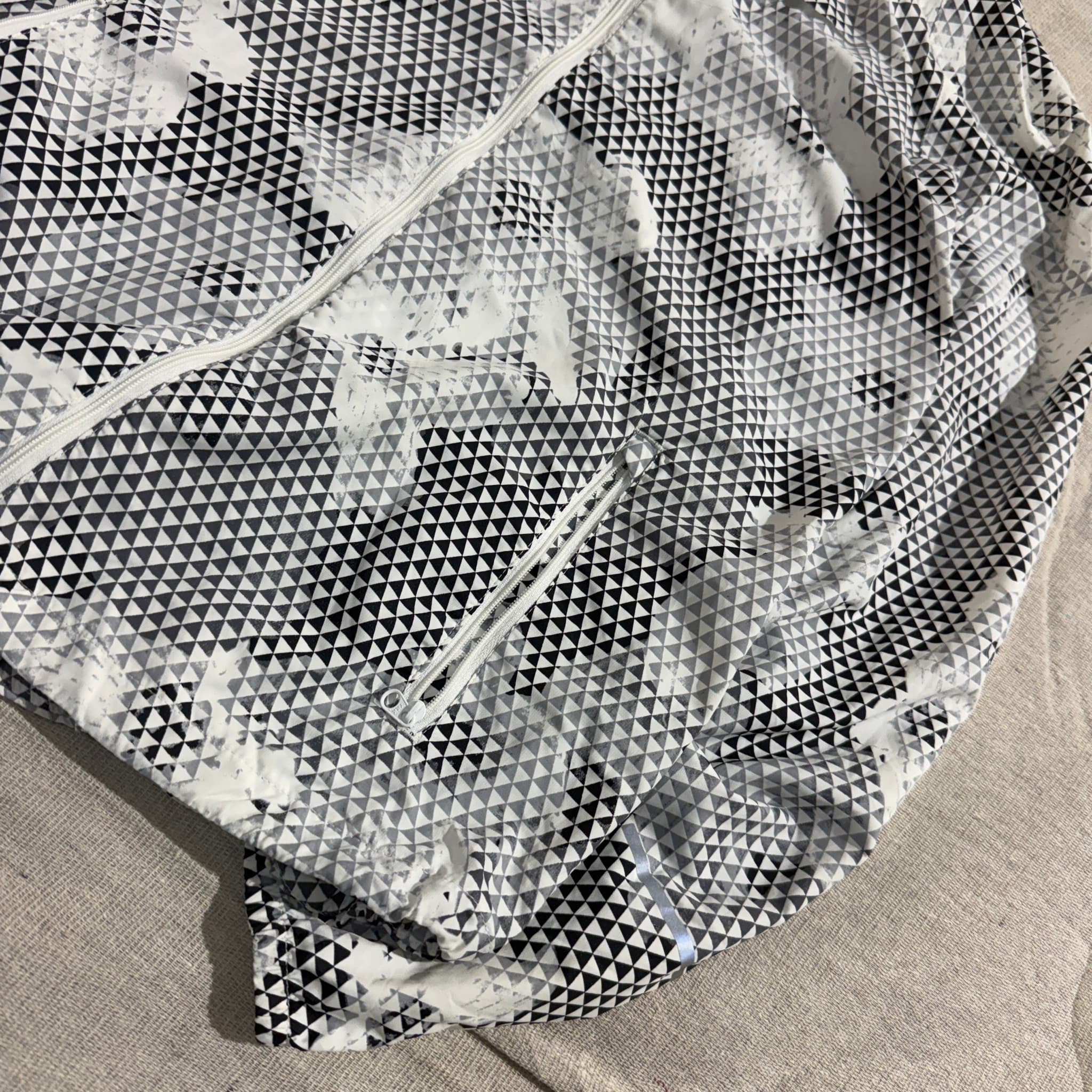 Nike Geometric Print Lightweight Hooded Windbreaker — photo 2 of 6