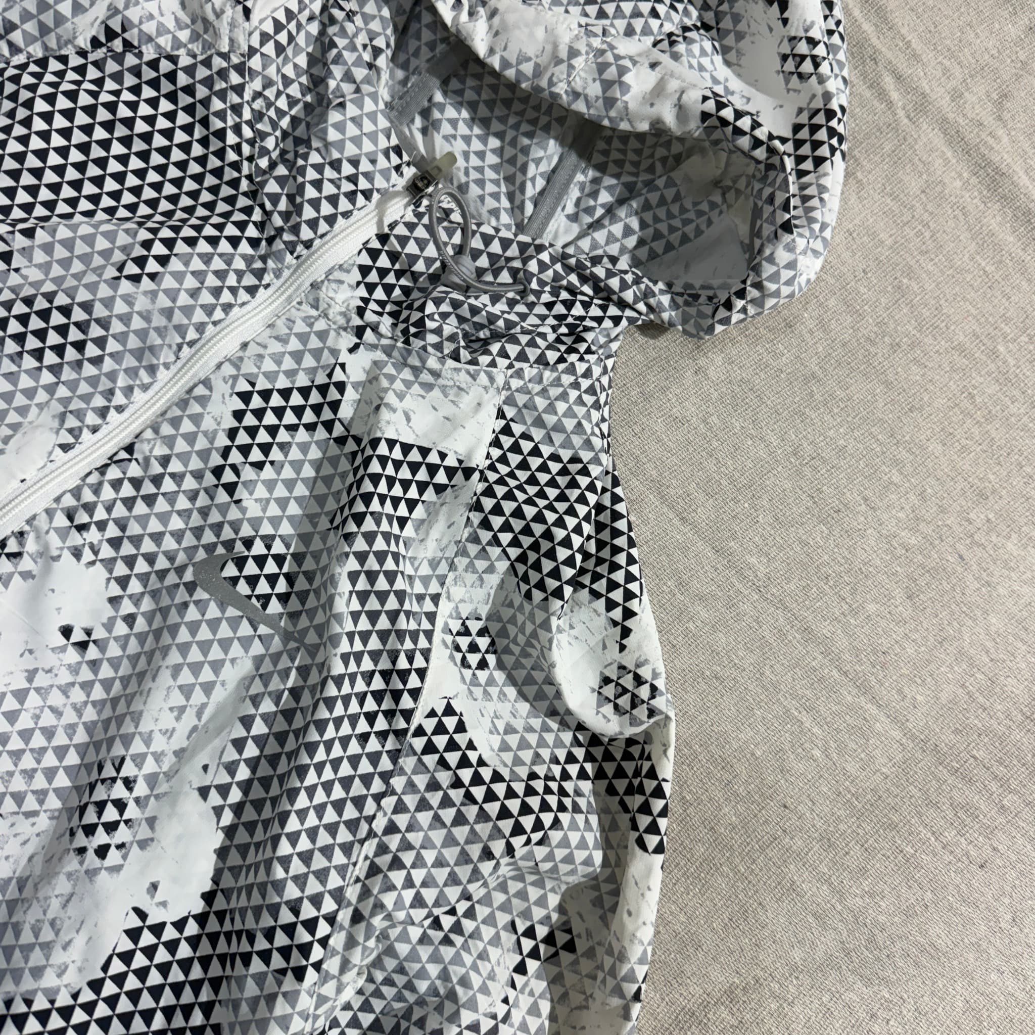 Nike Geometric Print Lightweight Hooded Windbreaker — photo 3 of 6