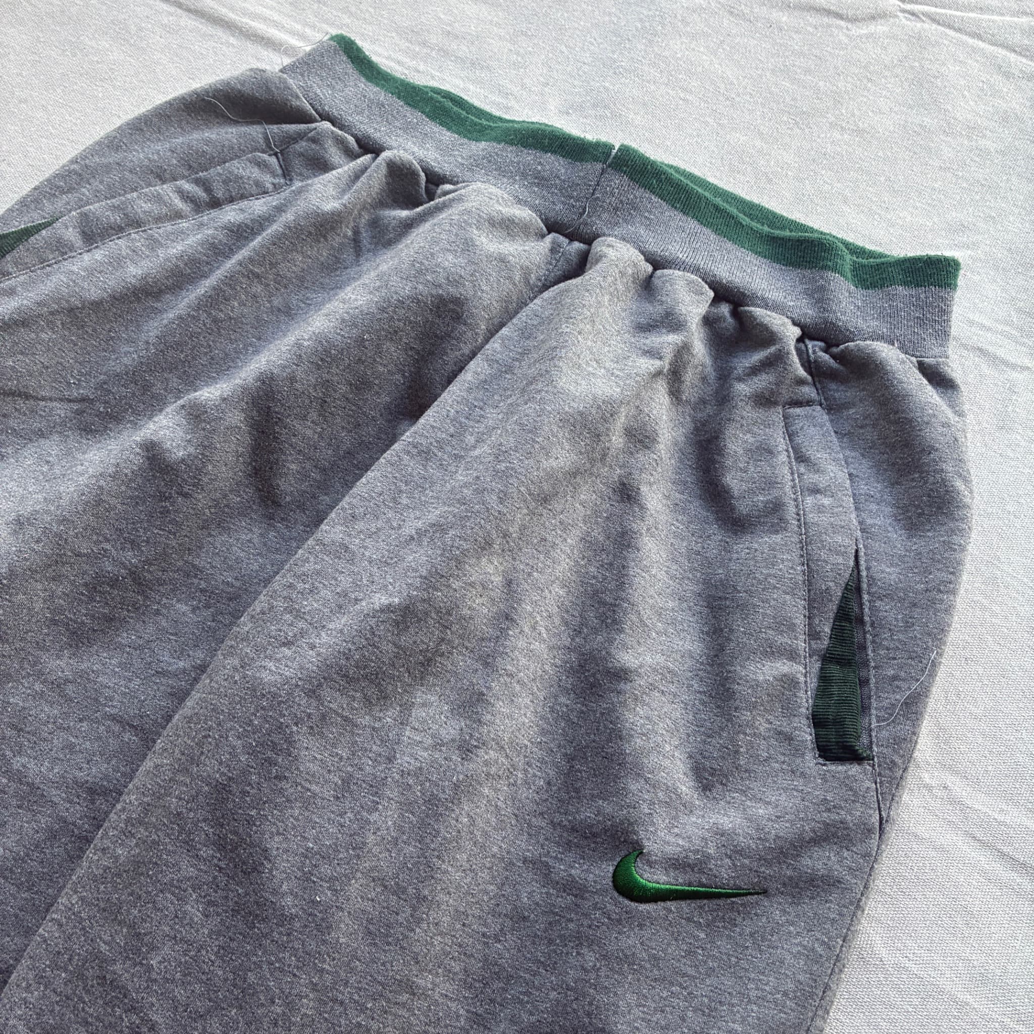 Nike Grey Sweatpants With Green Accents — photo 3 of 7