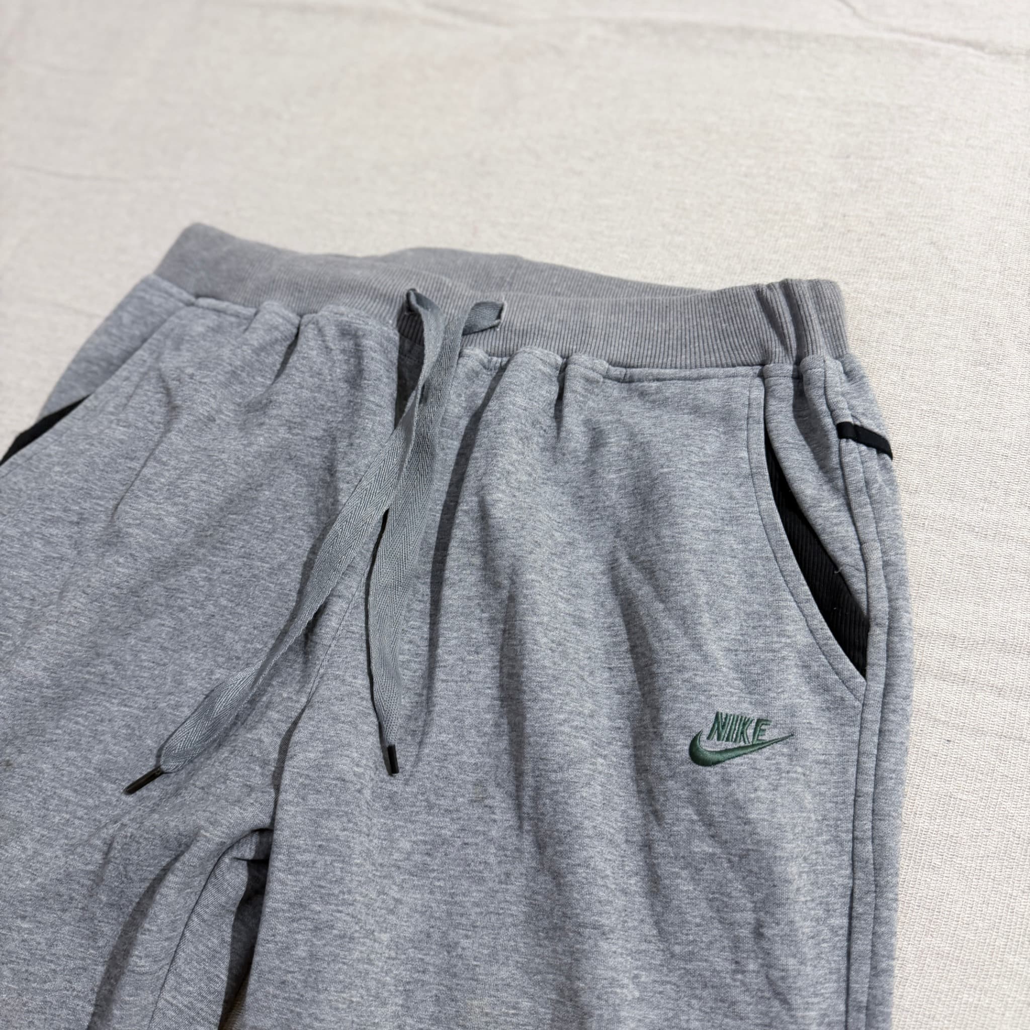 Nike Grey Sweatpants Women's — photo 3 of 8