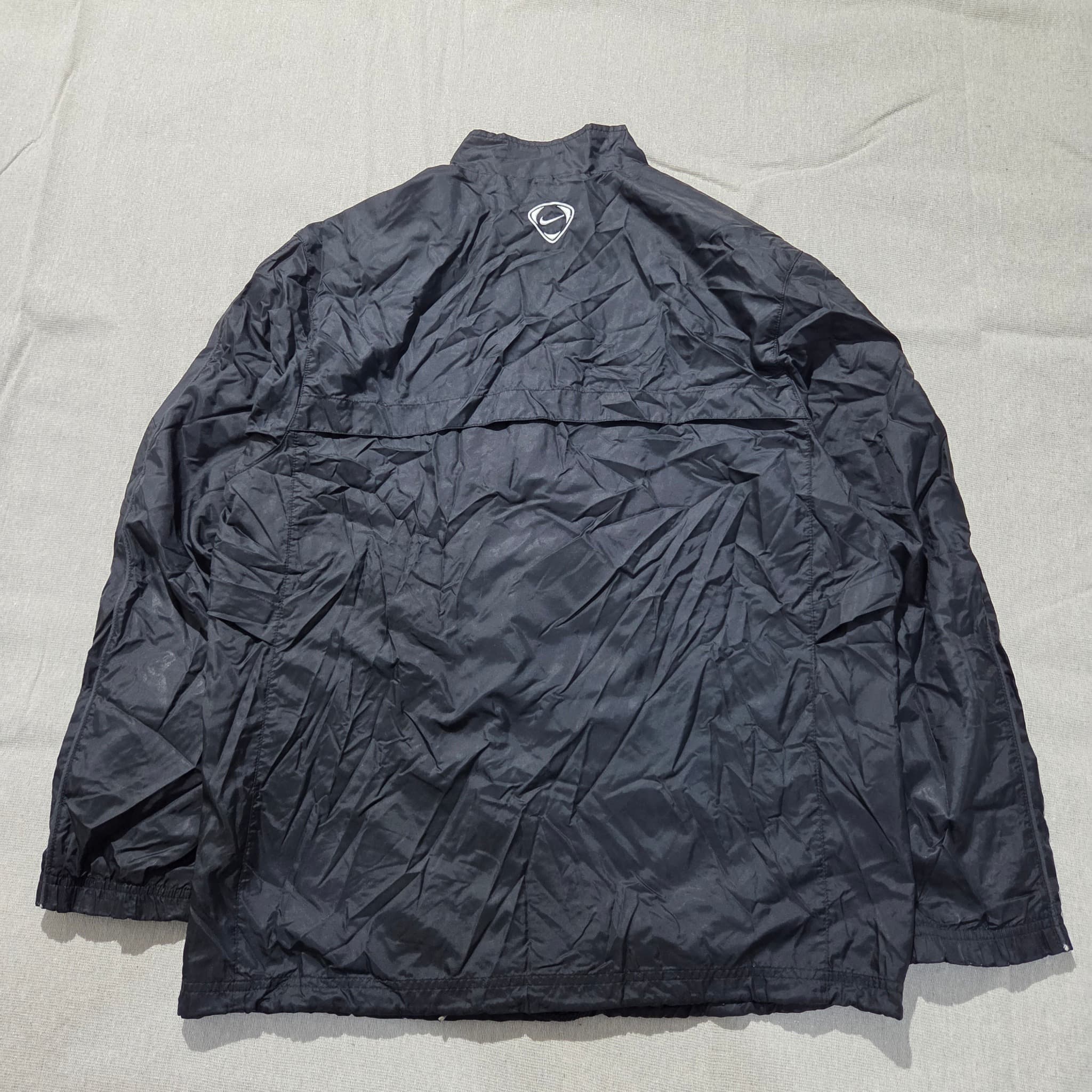 Nike Men's Black Full-Zip Lightweight Windbreaker Jacket — photo 3 of 4