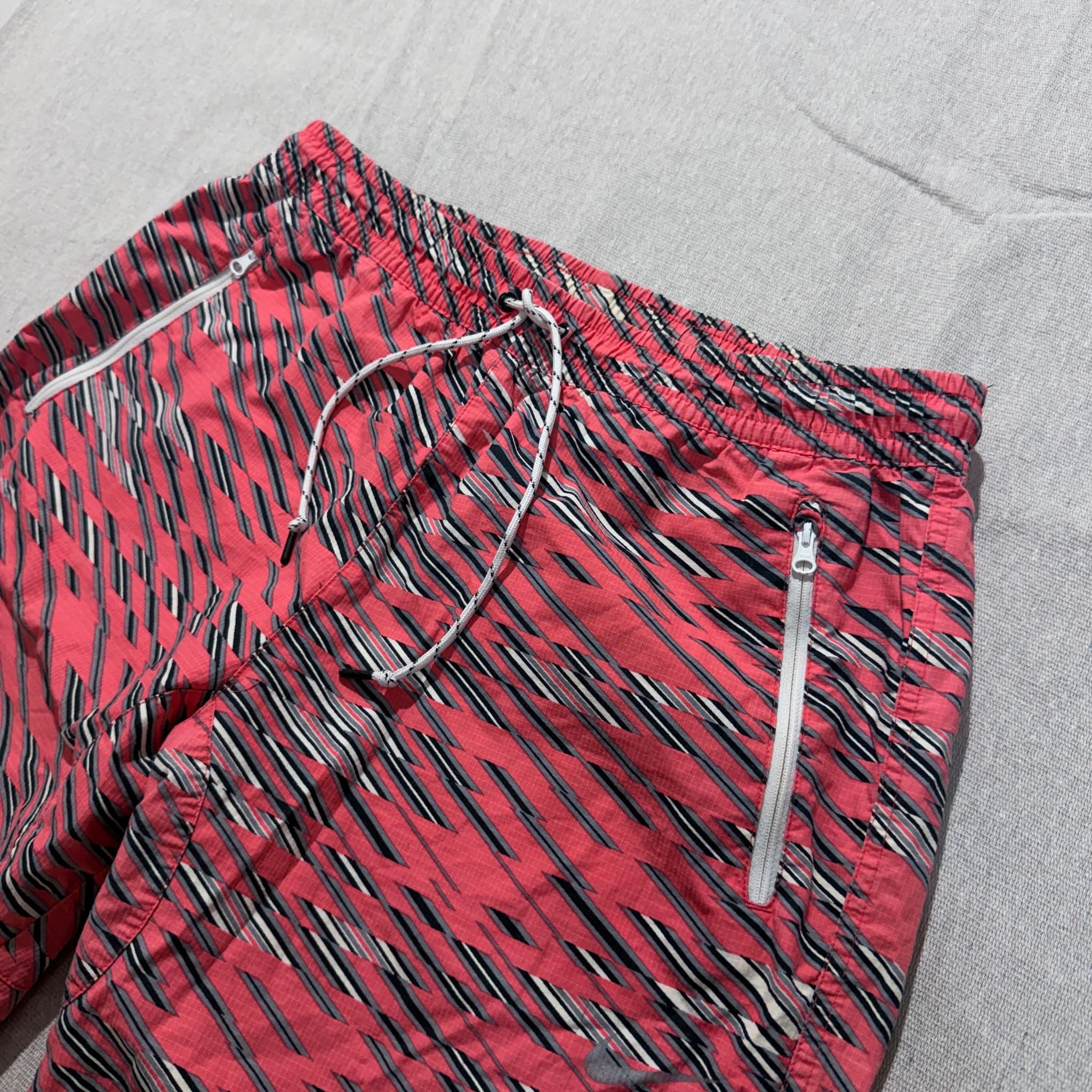 Nike Men's Geometric Print Swim Trunks Pink Zipper Pockets Size XXL — photo 2 of 6