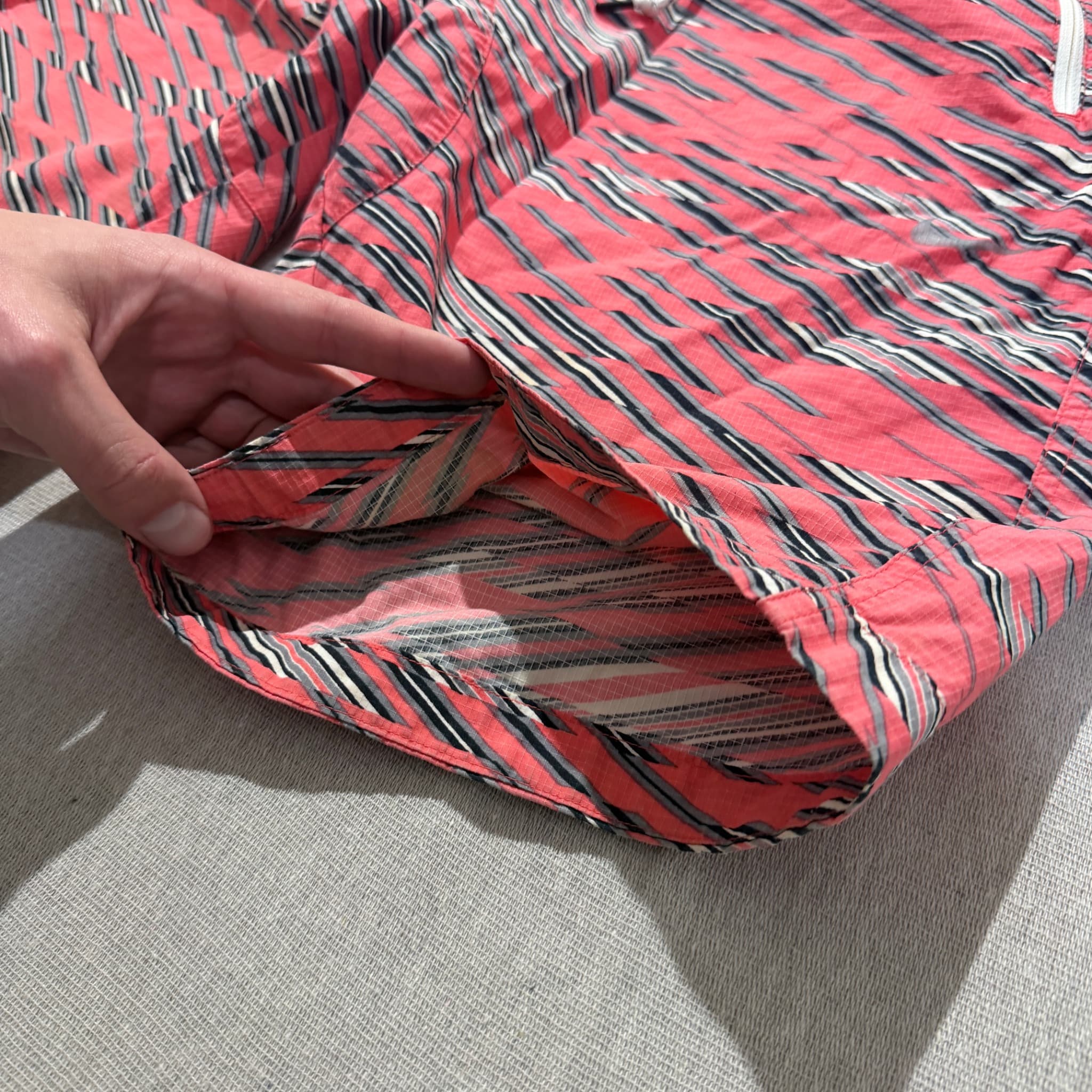 Nike Men's Geometric Print Swim Trunks Pink Zipper Pockets Size XXL — photo 3 of 6