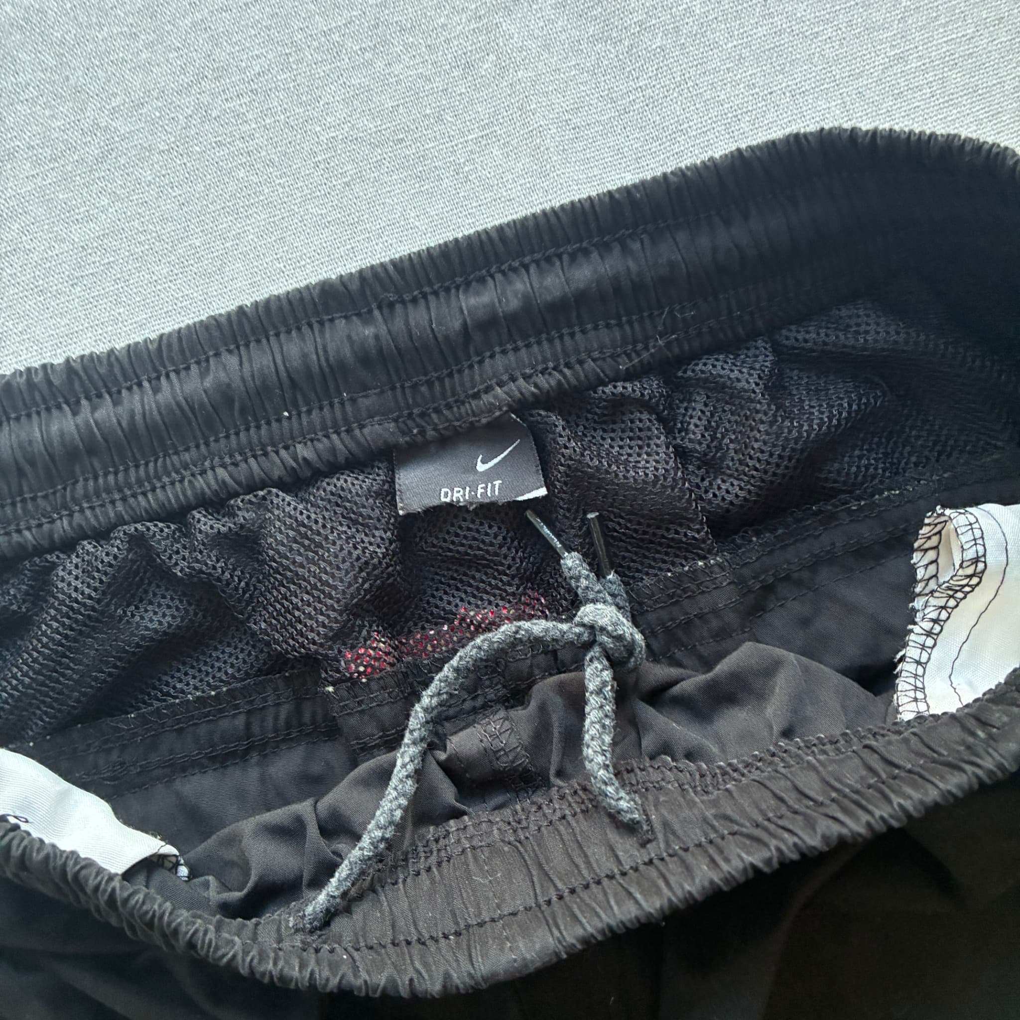 Nike Vintage Black And Red Nylon Cargo Shorts — photo 4 of 6